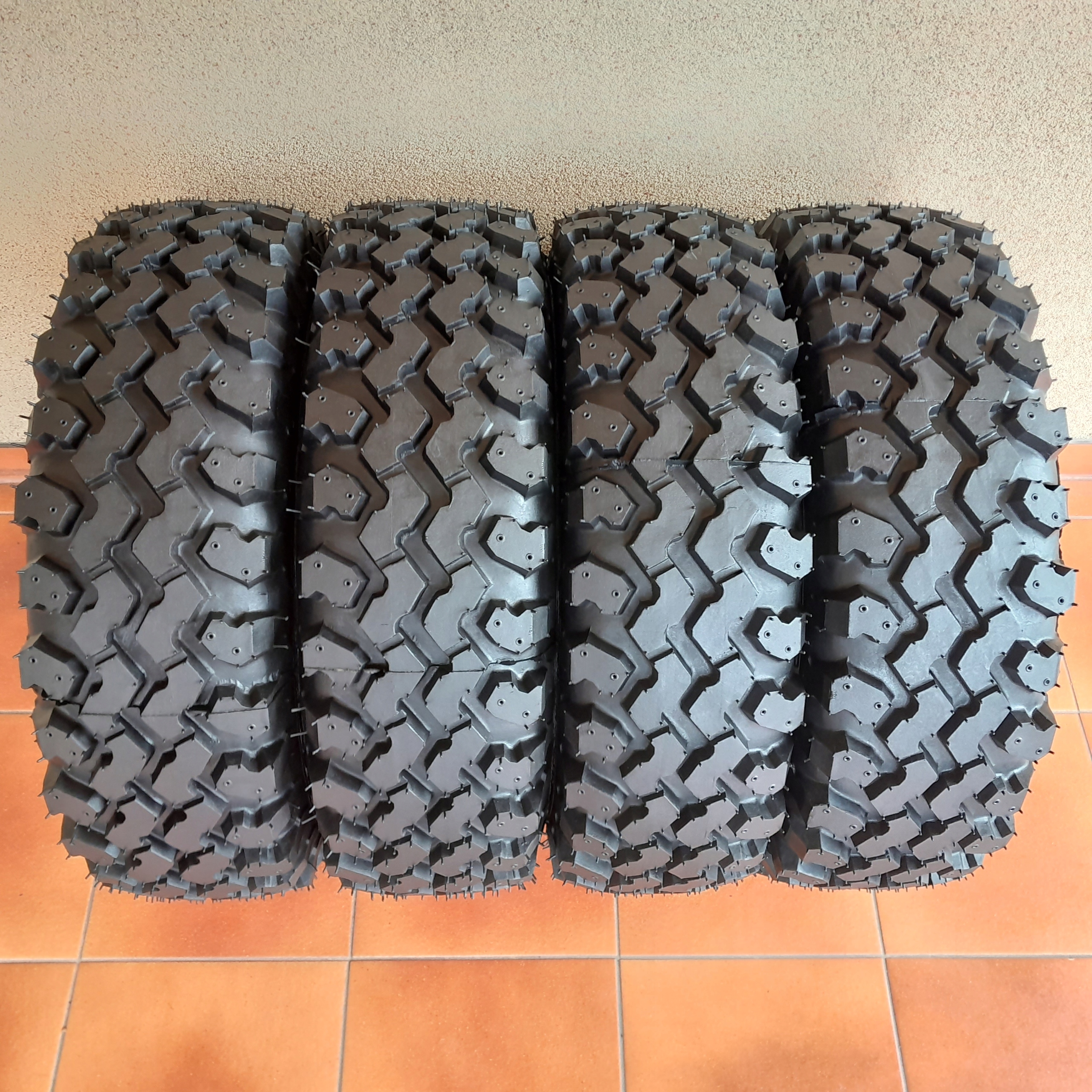Opona bieżnikowana 205/70 R15 TERENOWA 4x4 M/T Klasa pozostałe marki