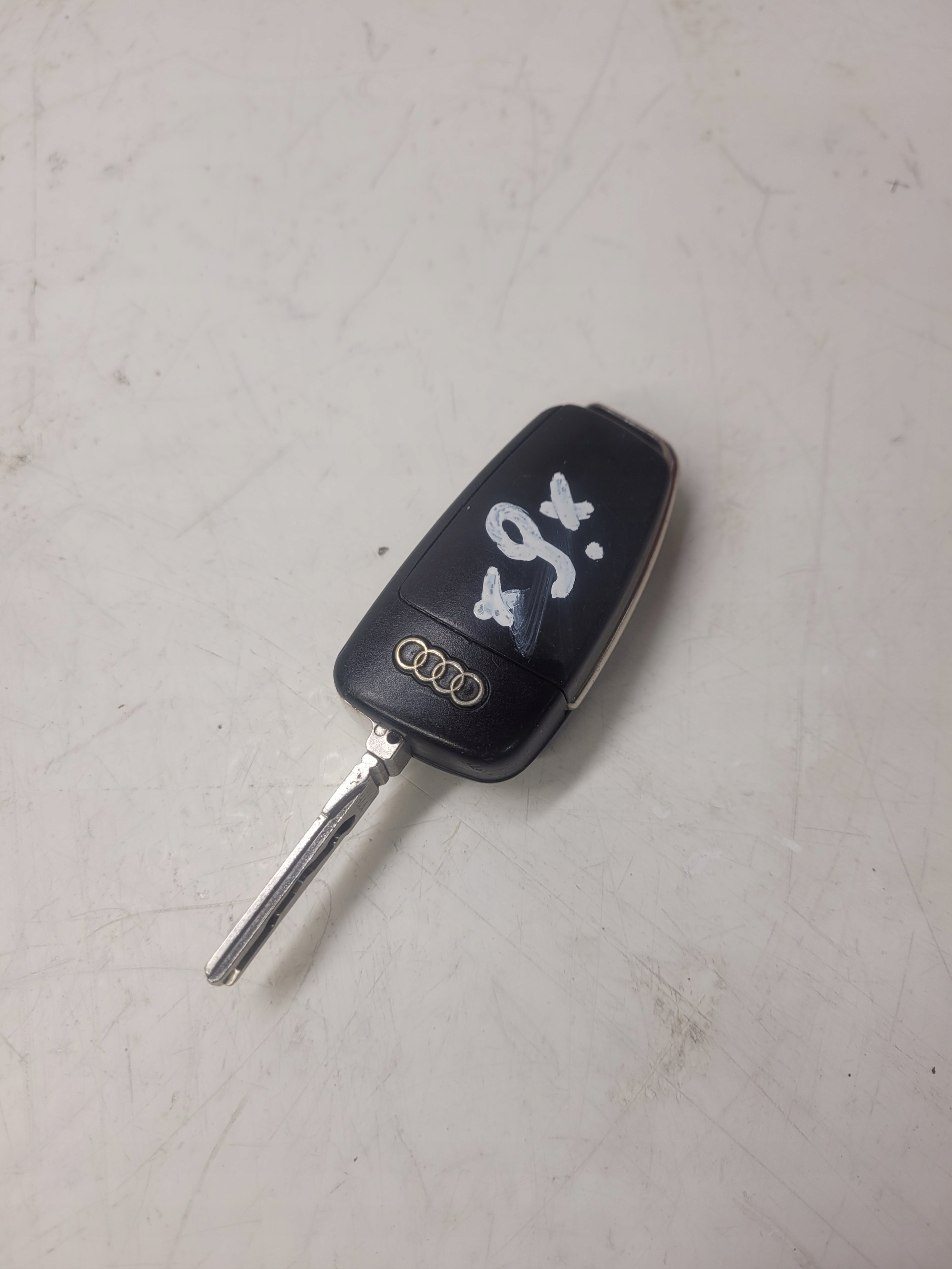 key PILOT SCYZORYK AUDI A6 C6 Q7 4F0837220R *9