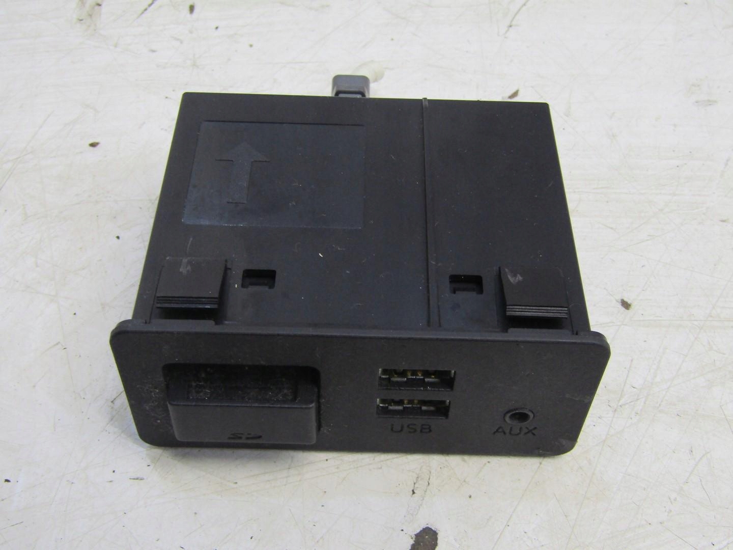 PORT WEJŚCIE USB AUX CZYNIK KART SD MAZDA 2 DJ D09H669U0