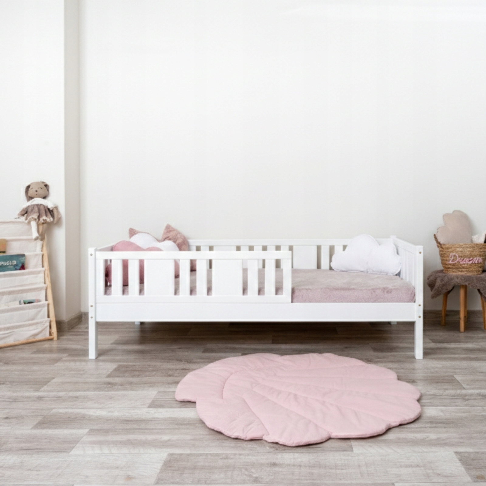 Łóżko Drewniane Niko Uni z długą barierką 90x200 noga 20, biały