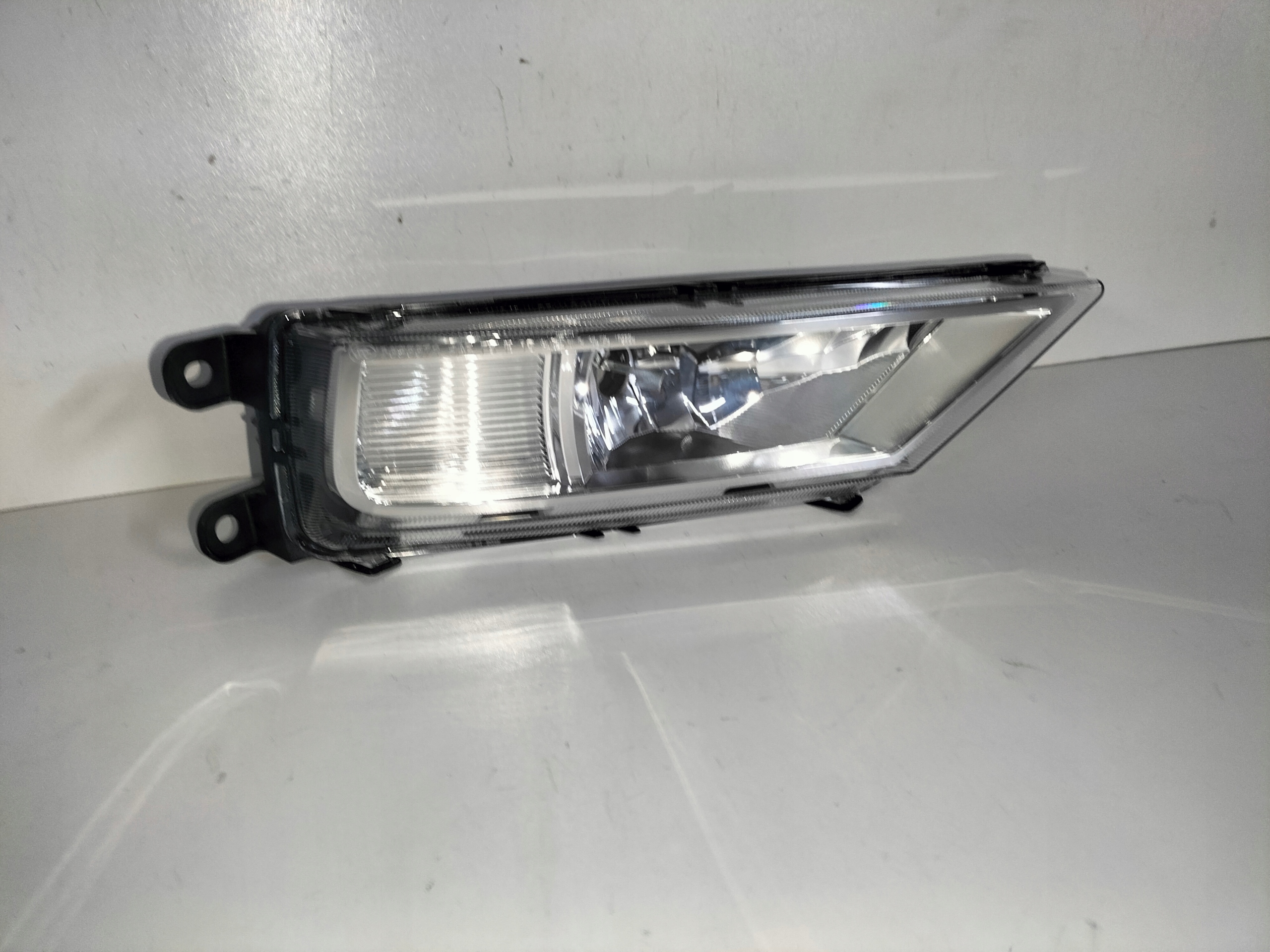 Nebelscheinwerfer Licht rechts VW TIGUAN II 16- srebrny mitte