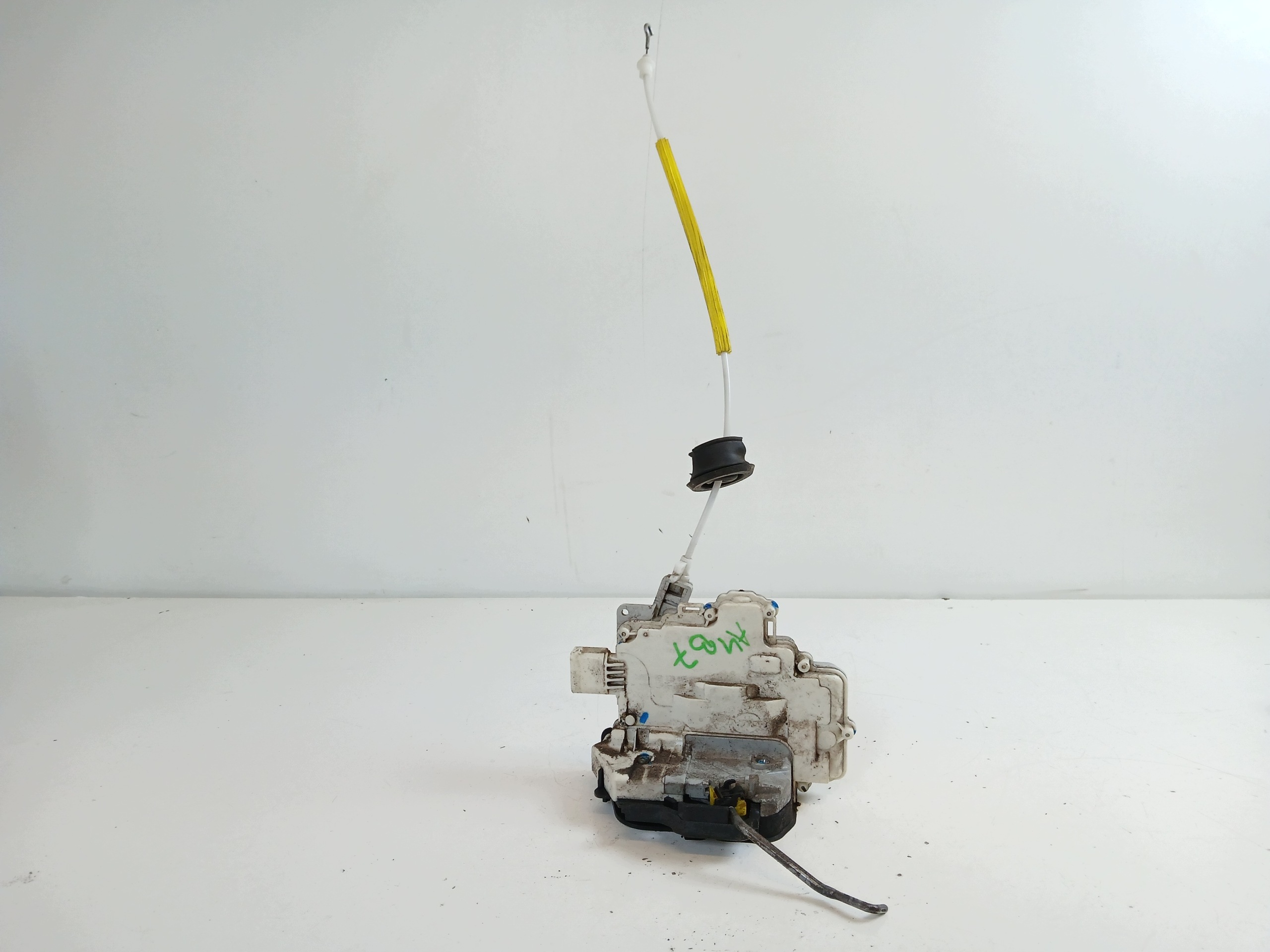 AUDI A4 B7 lock door left rear part