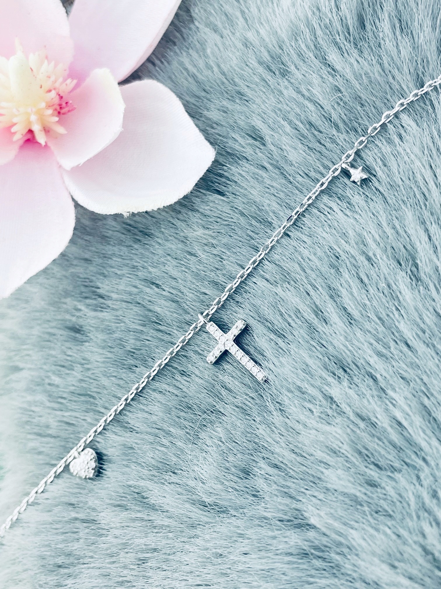 Stříbrný náramek křížek se zirkony srdce gwi