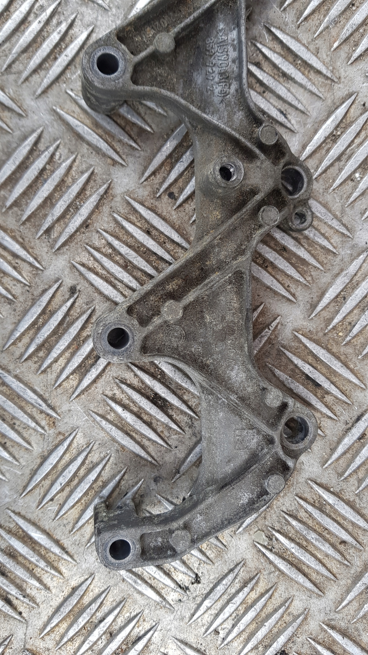 AUDI A4 A5 A7 holder header pipe 06E133340