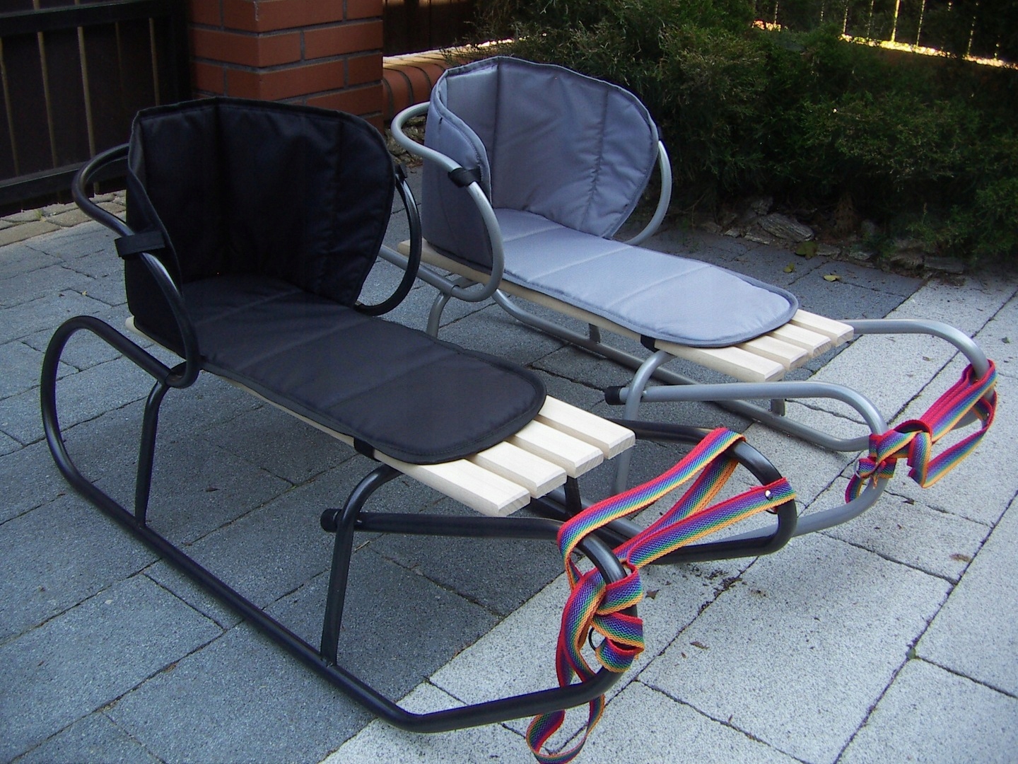 POLSKIE SANKI BASIC Z OPARCIEM I MATERACYKIEM Wyposażenie Materacyk Oparcie