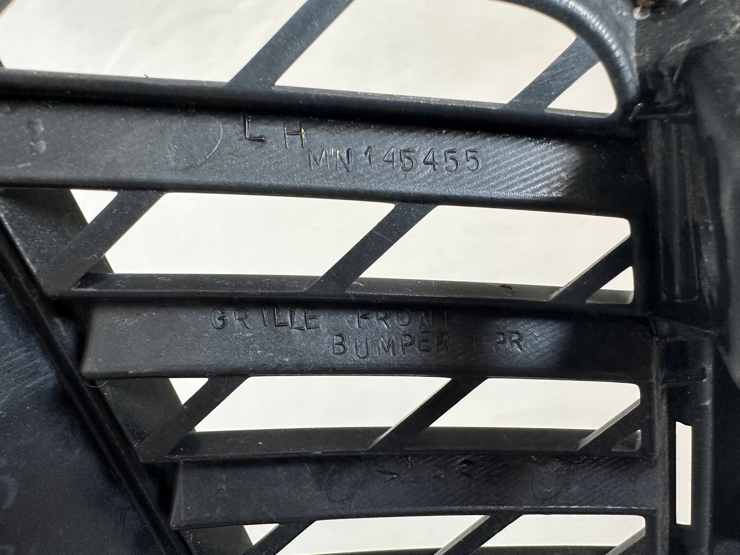 Mitsubishi Grandis grid of a bumper front MN145455