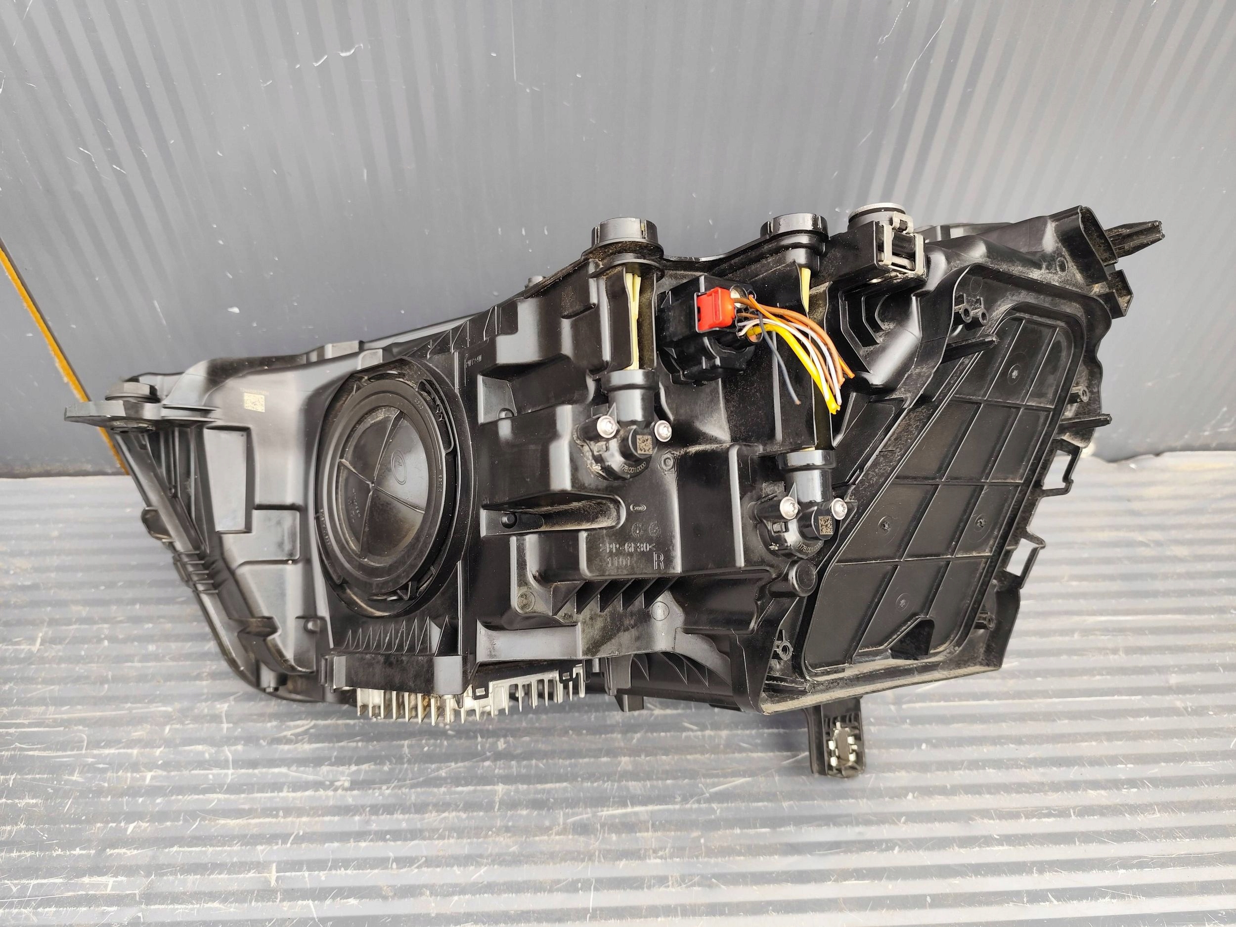 AUDI Q3 II 83A light front right complete 83A941012