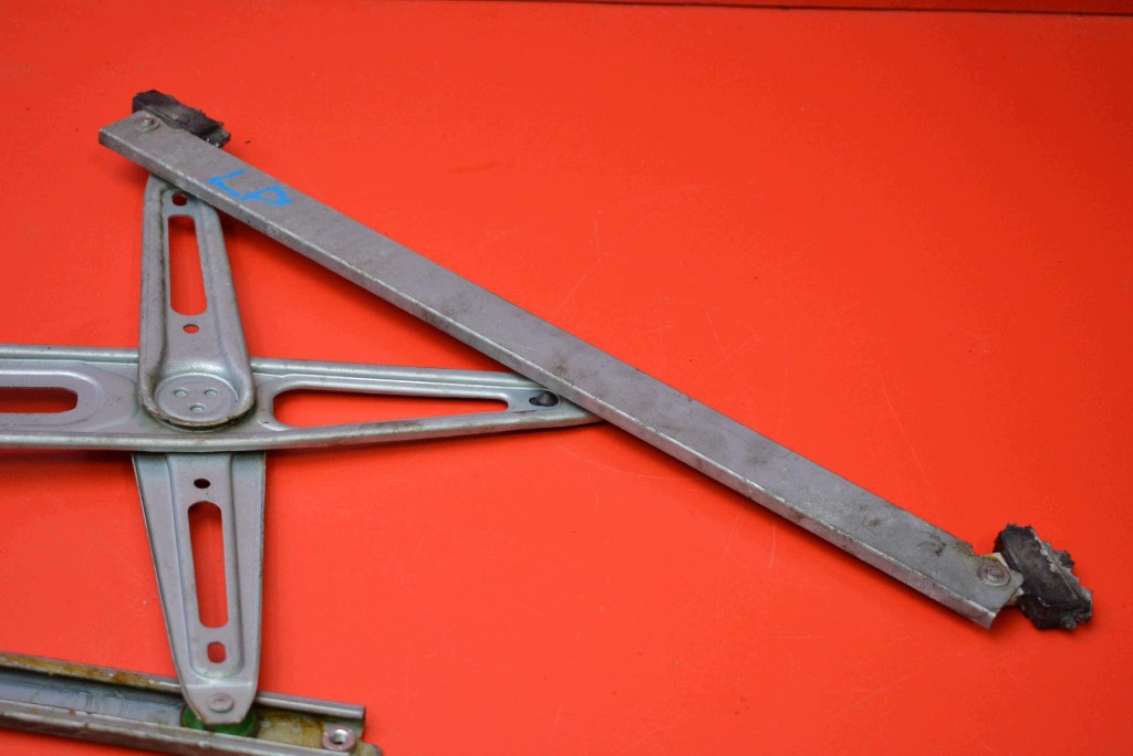 window regulator left front EU 85702-0F010 TOYOTA YARIS 2 II 5D 05-09