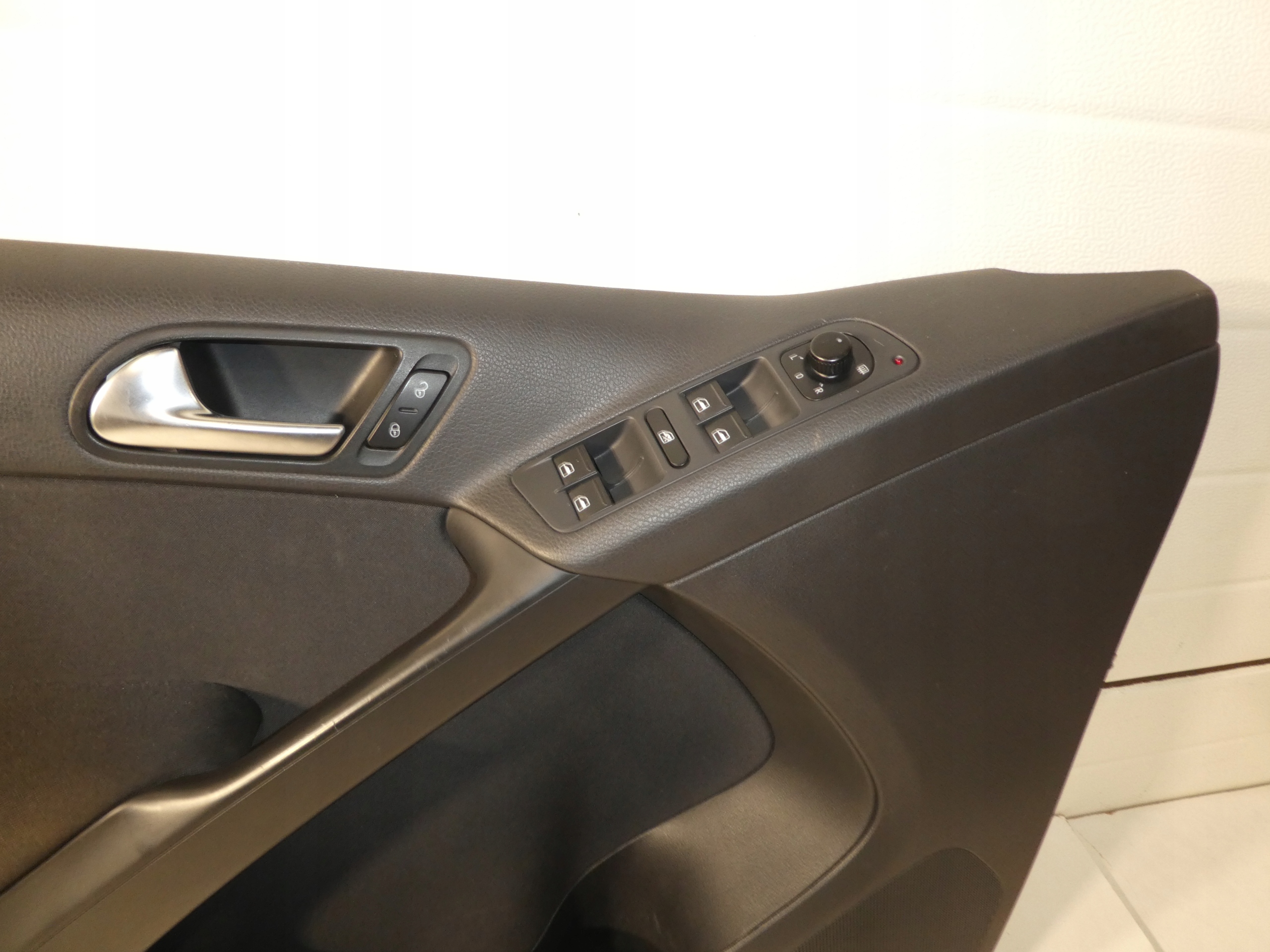 VW TIGUAN and 1 5N side upholstery door left front 5N0867011