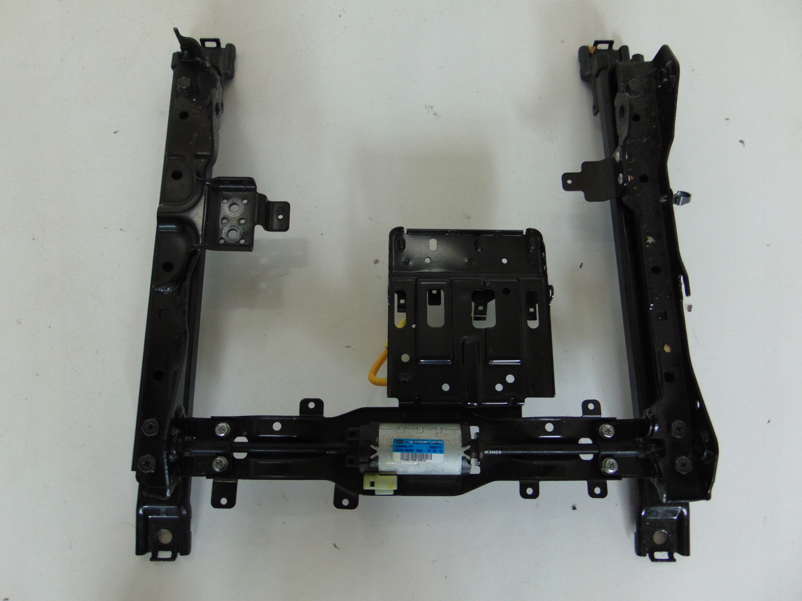 88581-3S000 - Направляющие двигателя регулировки сиденья правый HYUNDAI I40