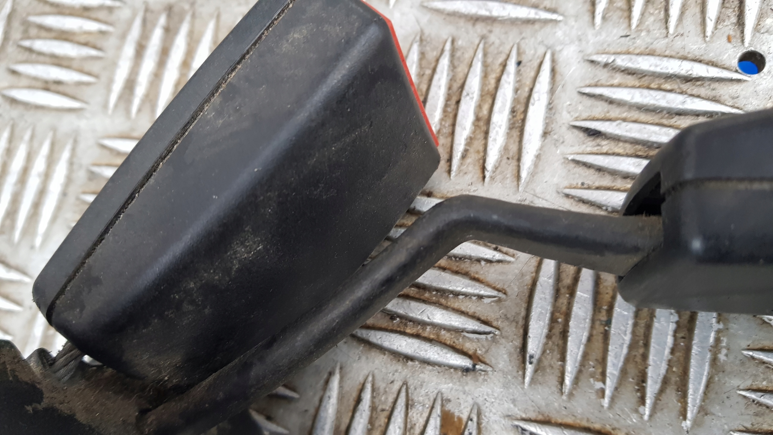 AUDI A4 B5 SPINKA Fixation arbre ceintures sécurité Arrière Moyen 8D0857739D