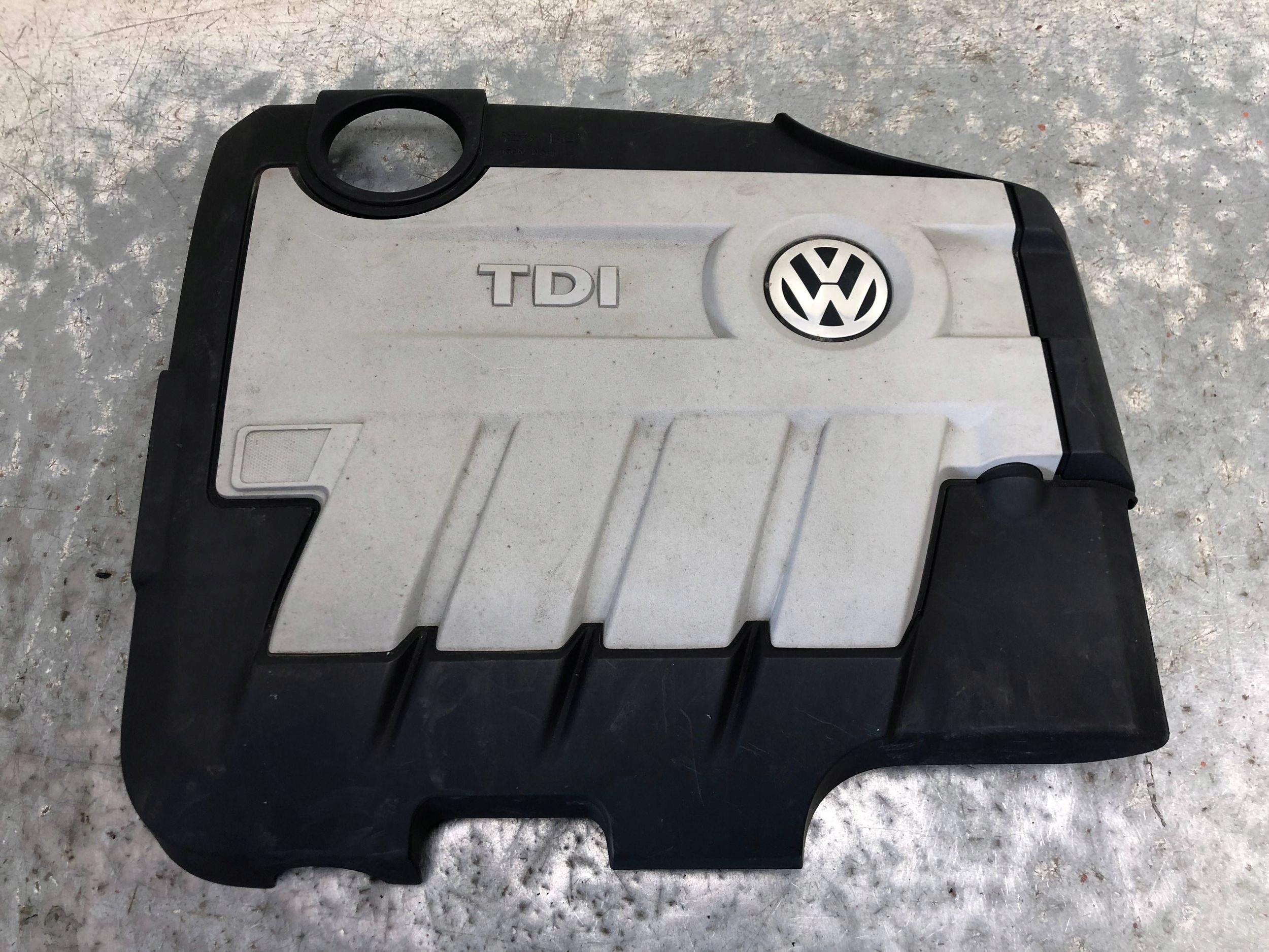 Abdeckung Blende Abdeckung DES MOTORS VW 03L103925AM