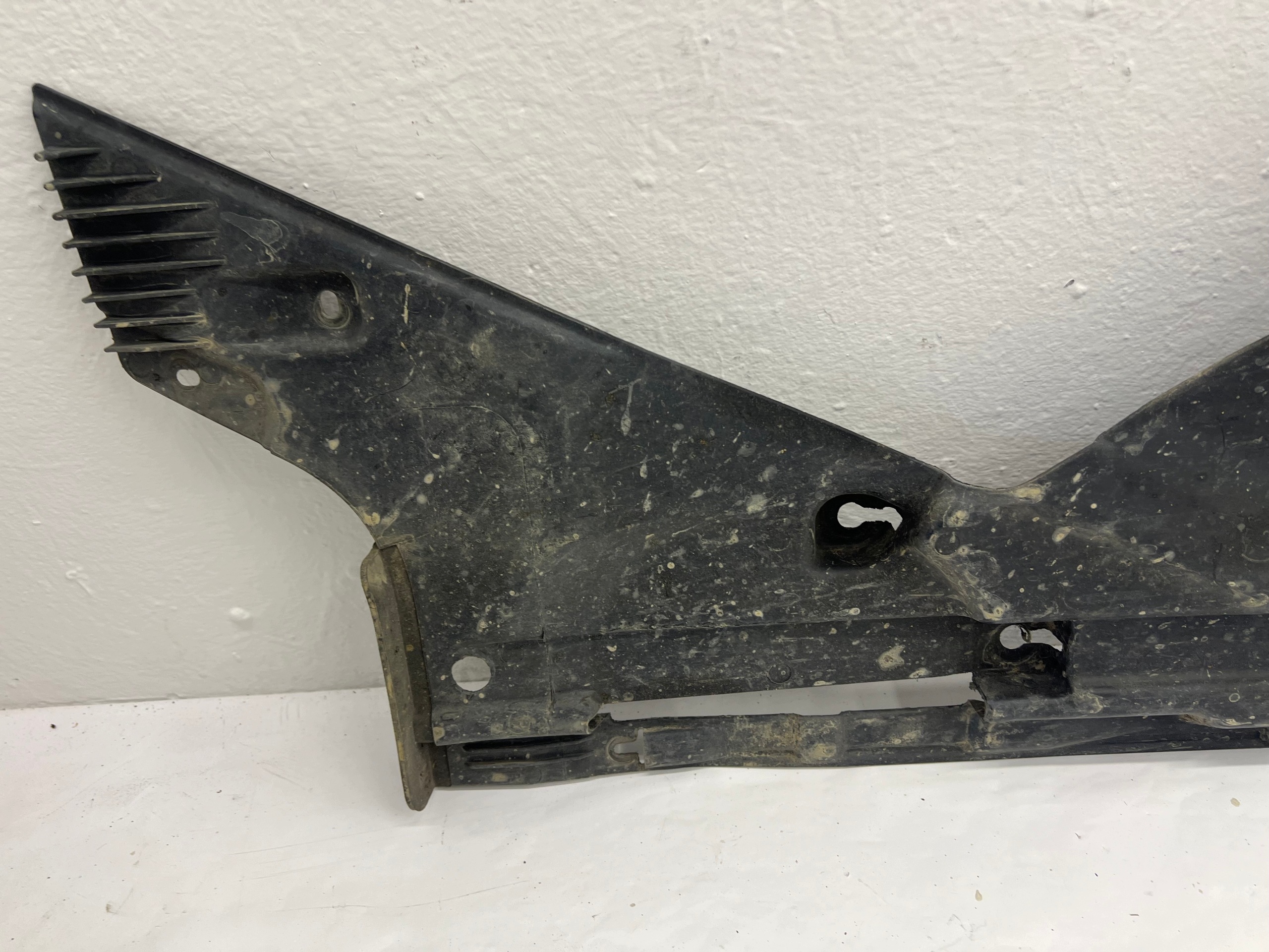 AUDI A4 B9 KOMBI Blende Abdeckung abdeckung Unterfahrschutz links 8W0825215F