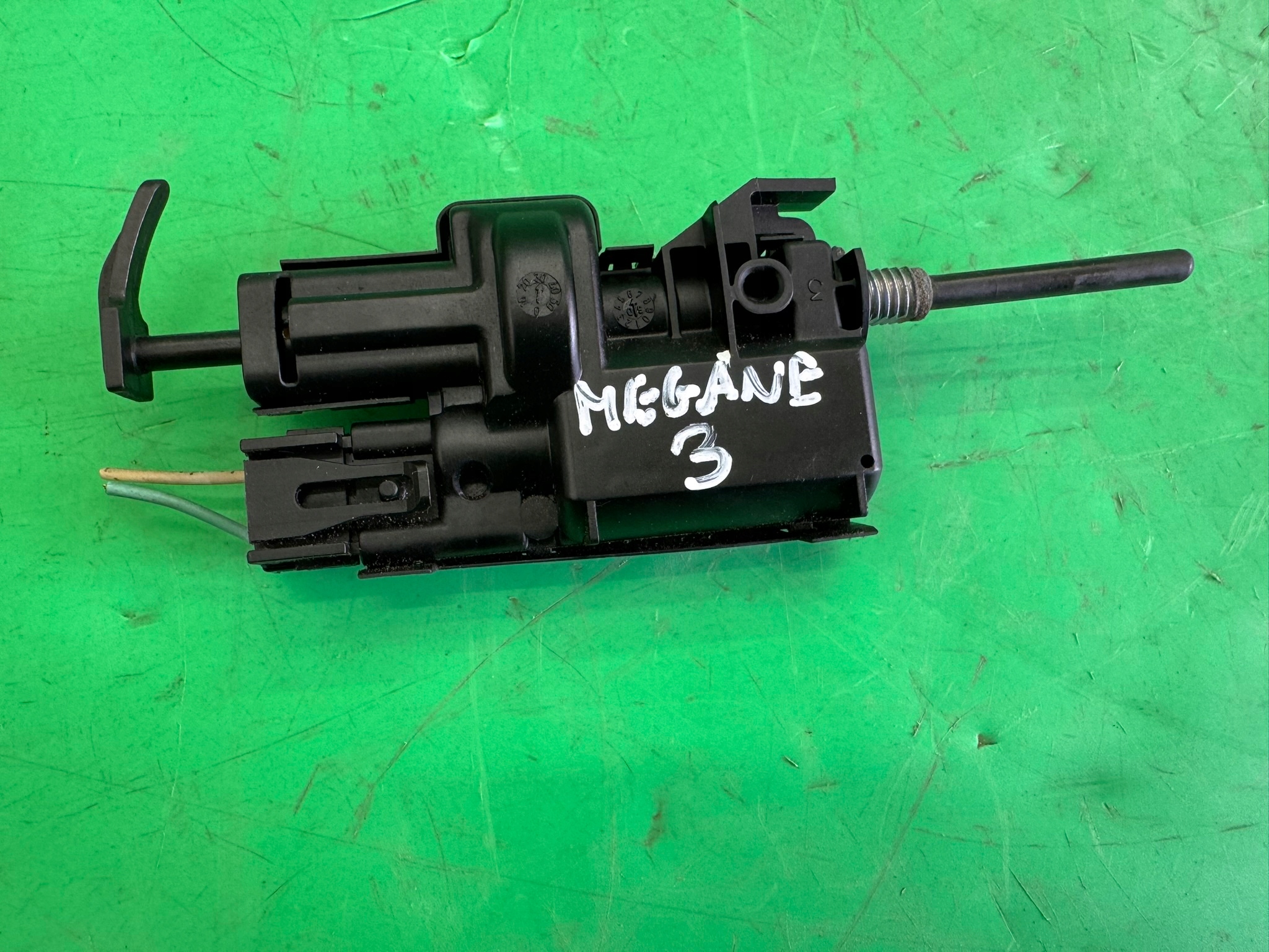 SIŁOWNIK KLAPKI WLEWU PALIWA ZAMEK 8200305732B RENAULT MEGANE 3 III 08-