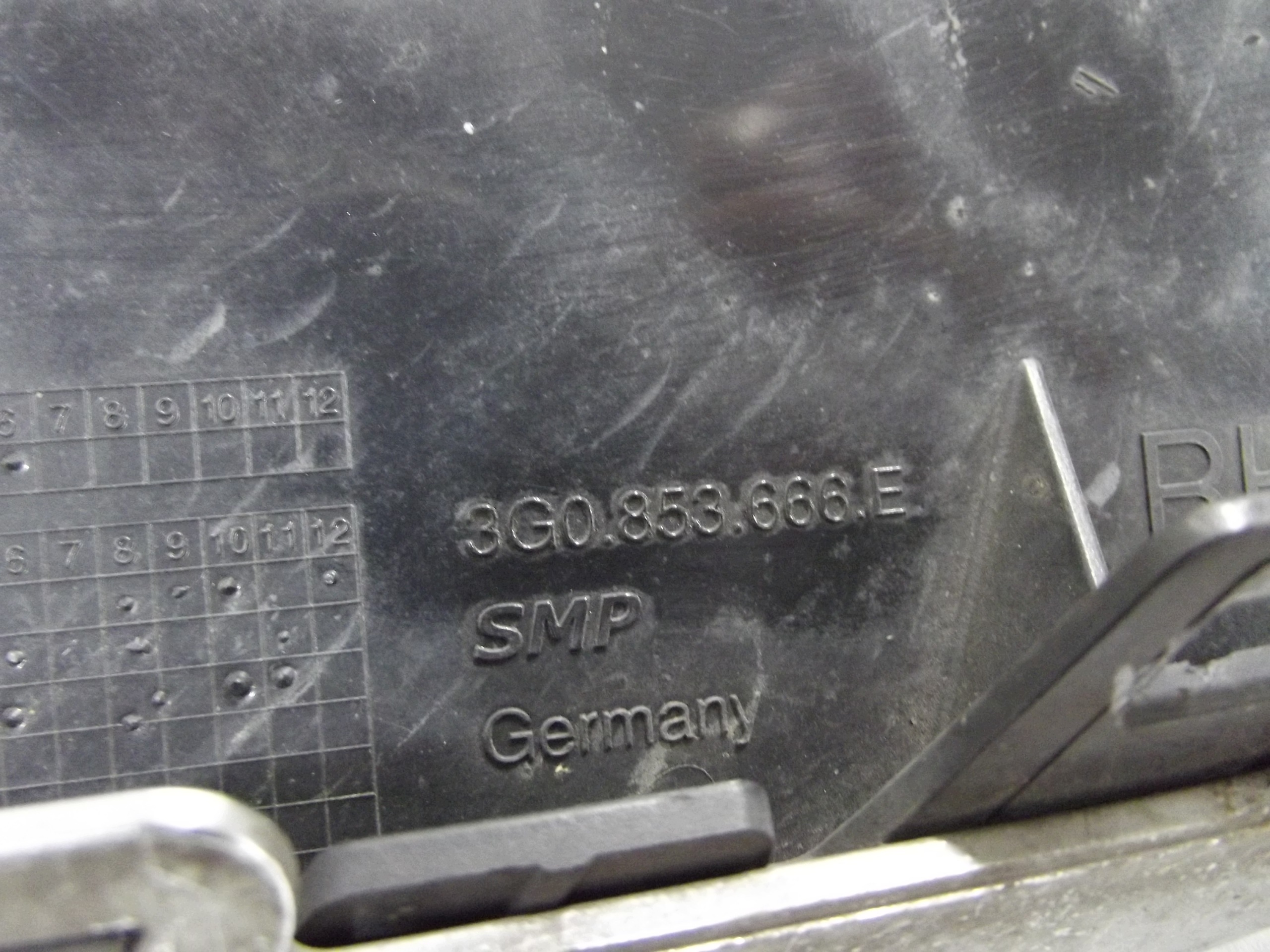 VW Passat B8 mřížka halogogenu pravý předek 3G0853666E