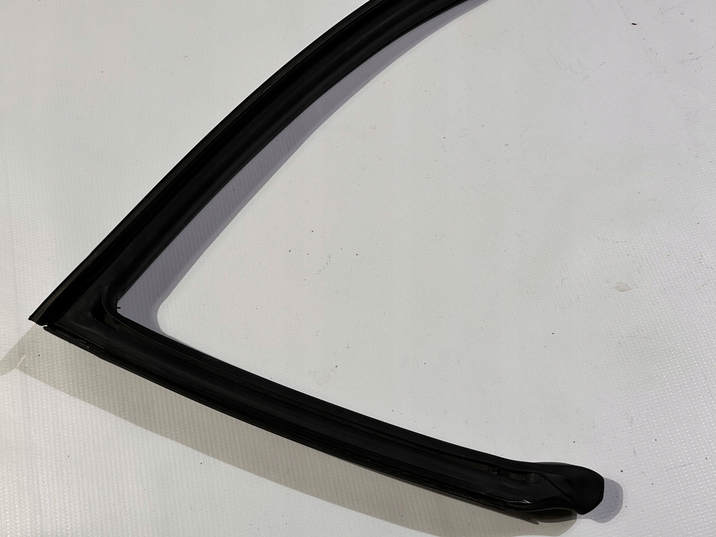 gasket upper windows front front right Maserati GranTurismo 2008+