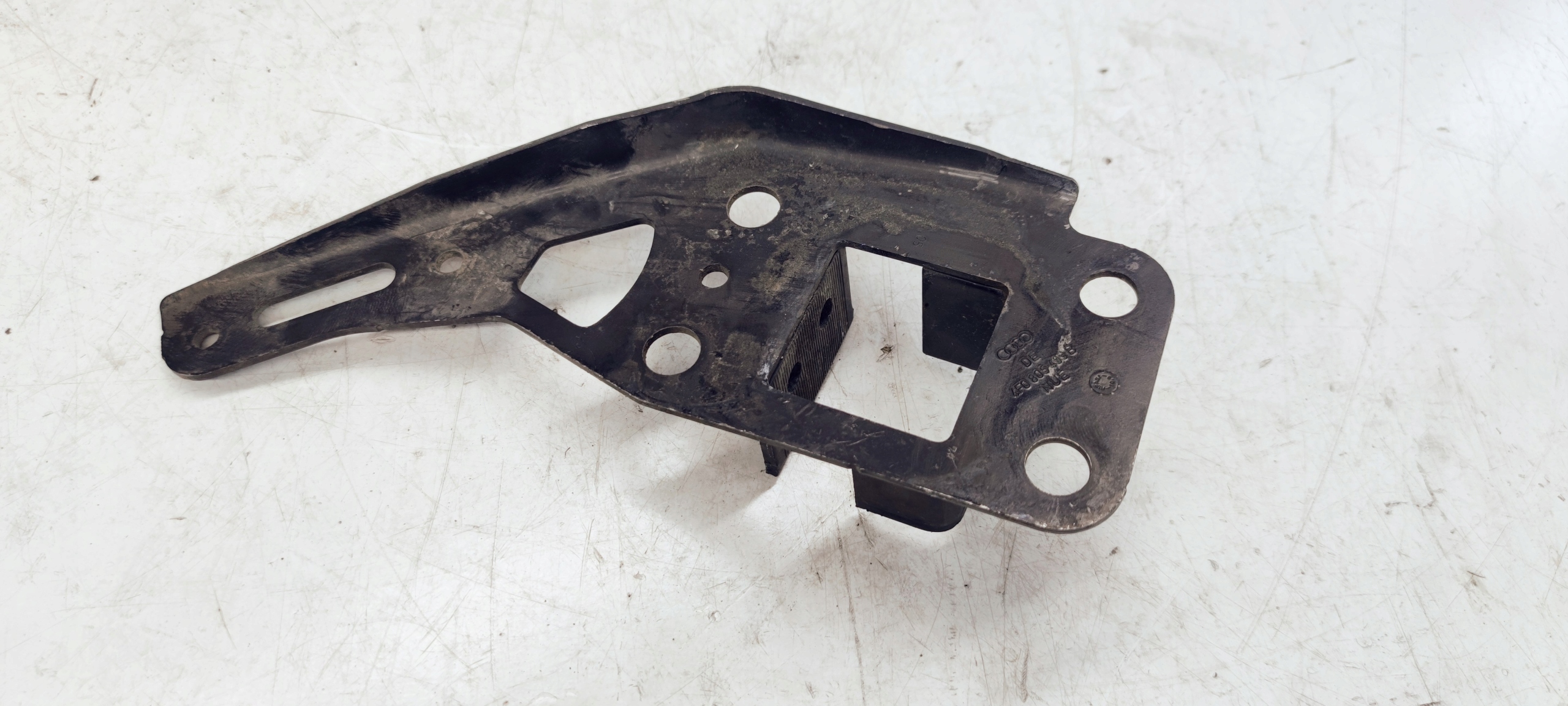 holder STREFY ZGNIOTU left AUDI A6 4F0805499B