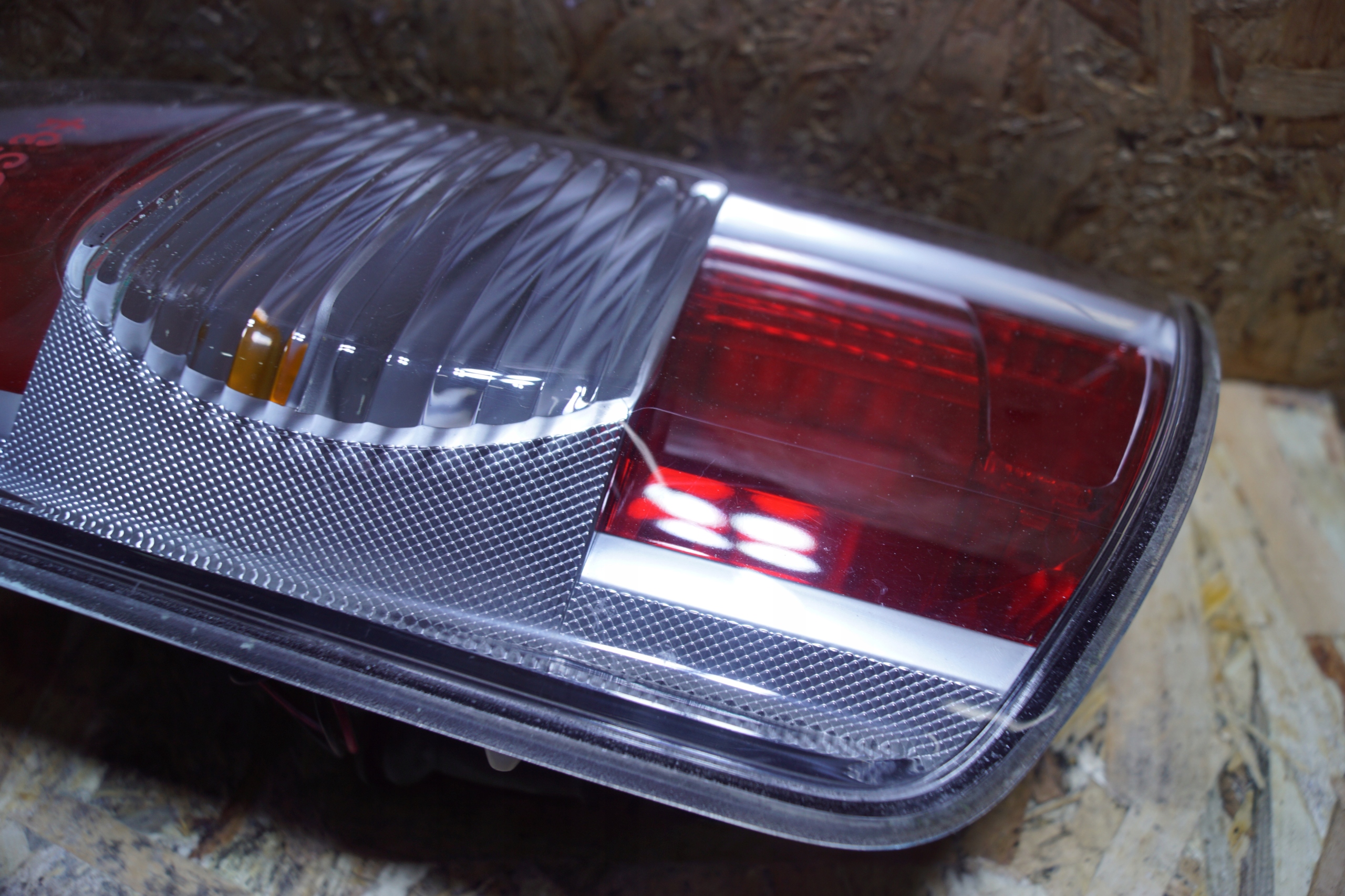 subaru JUSTY 07- фонарь левый