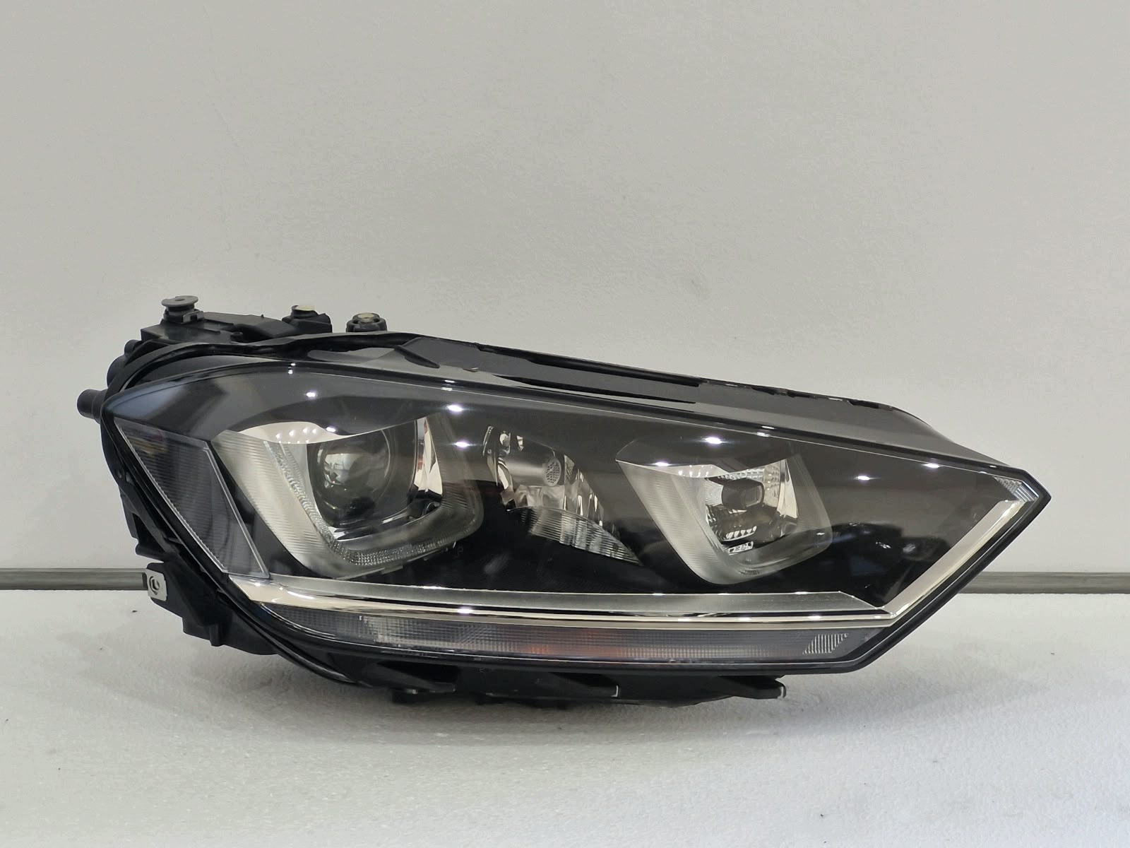 light right VW Golf Sportsvan Bi-Xenon positioning