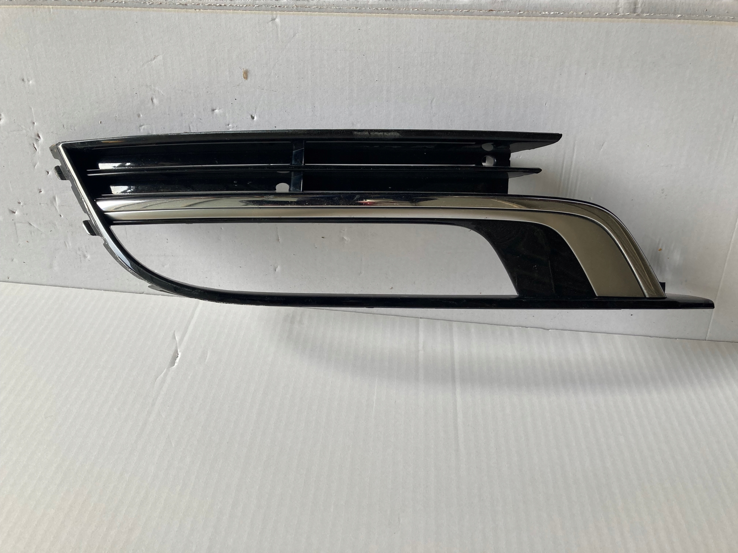 575 - VW Passat CC галогенна решітка 3c8854661 ліва