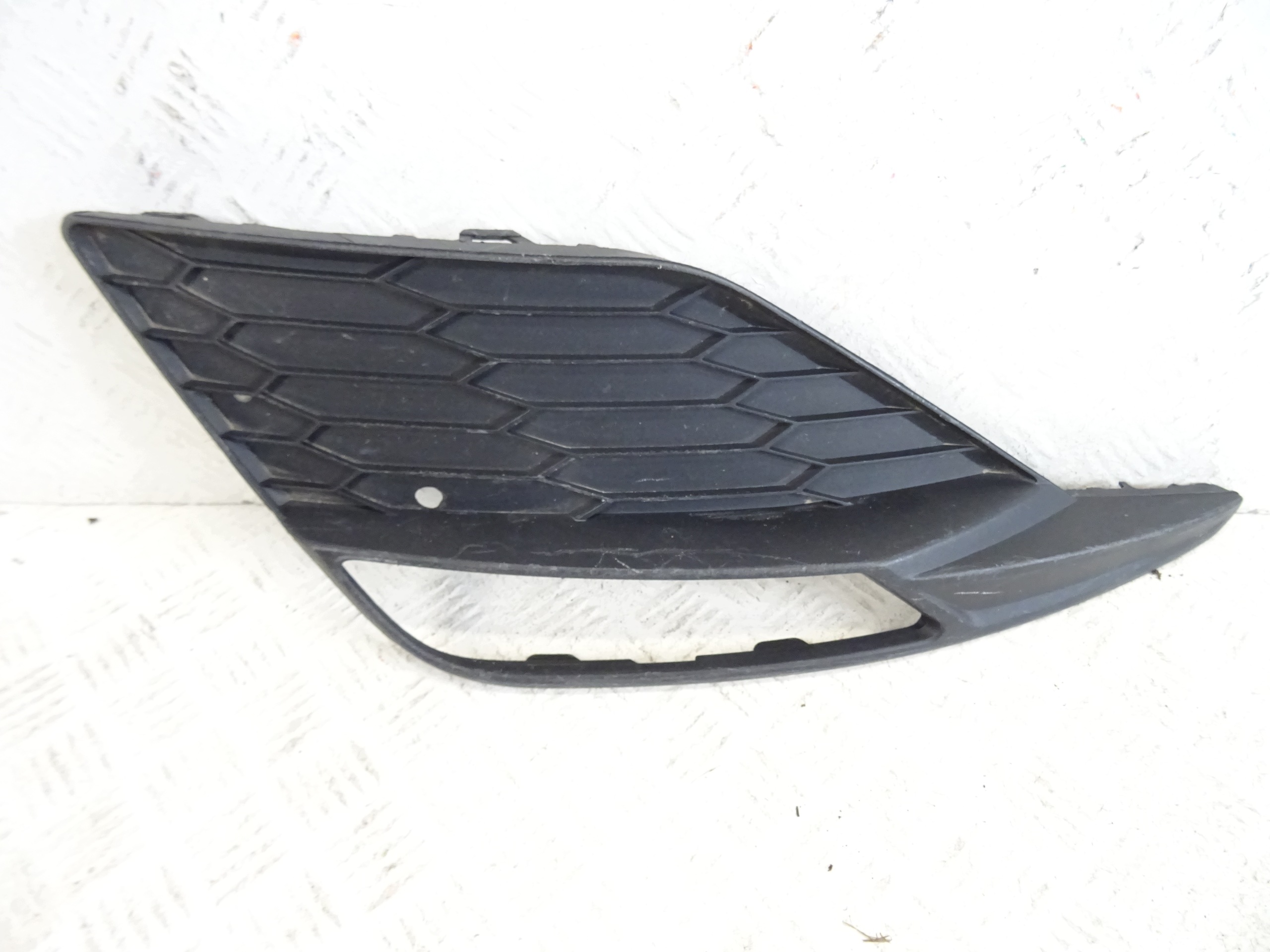 grid of a bumper front front left SEAT LEON III LIFT 5F0853665H