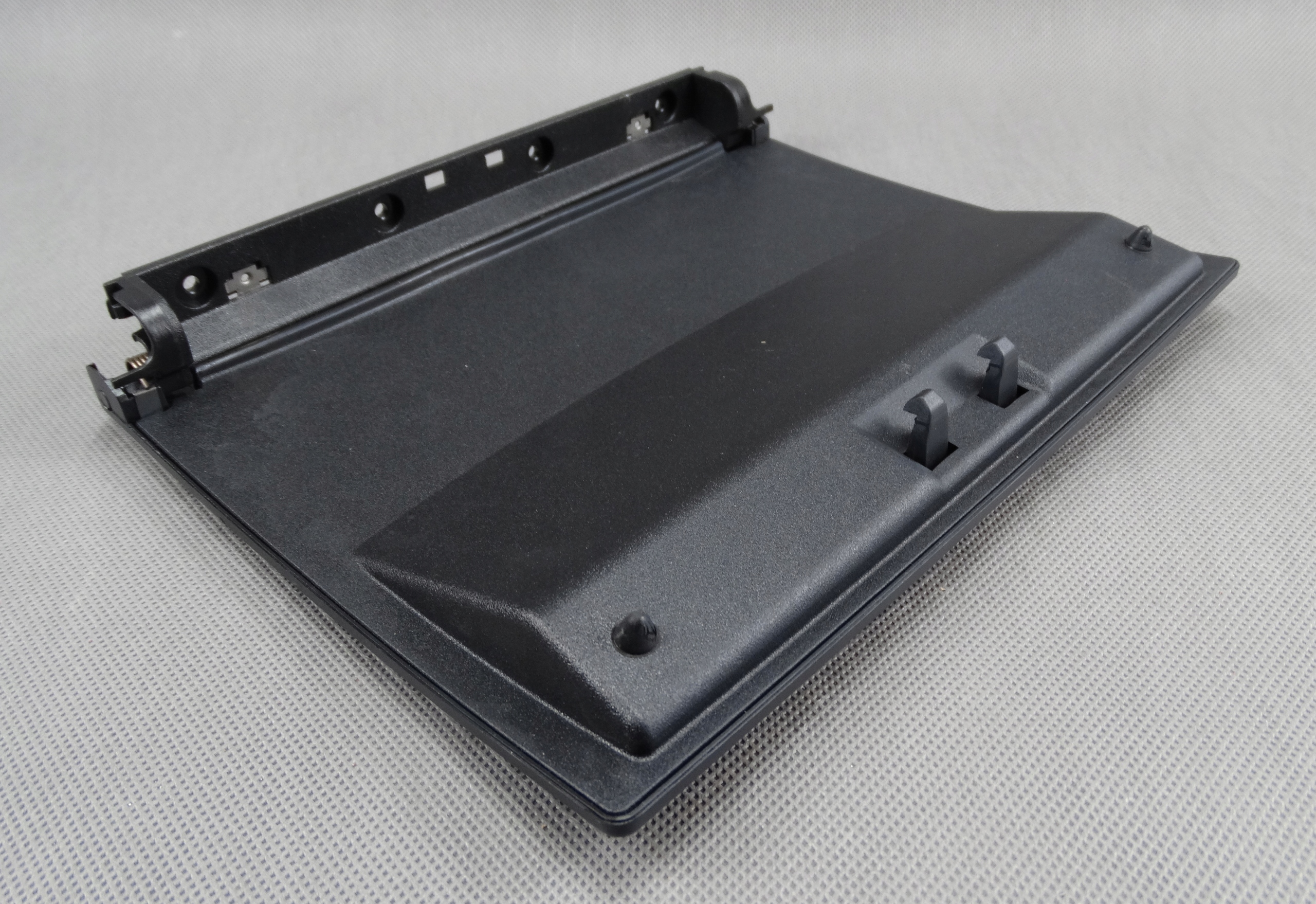 POKRYWA SCHOWKA DESKI ROZDZIELCZEJ FORD FUSION 2002 - 2005 Jakość części (zgodnie z GVO) P - zamiennik o jakości porównywalnej do oryginału