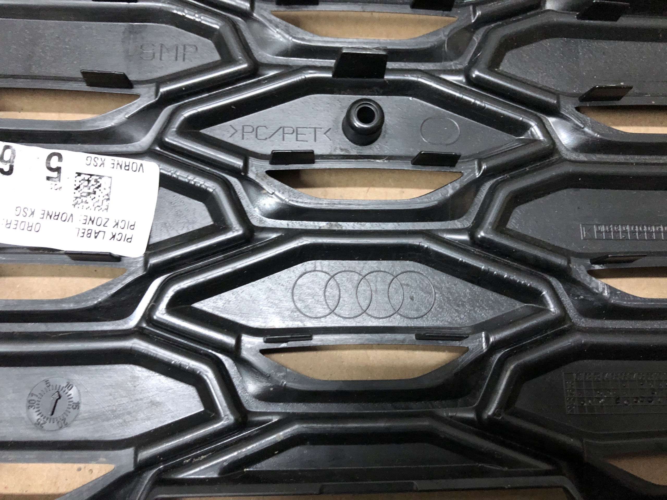 решетка радиатора Q3 83A 83F853651 Audi