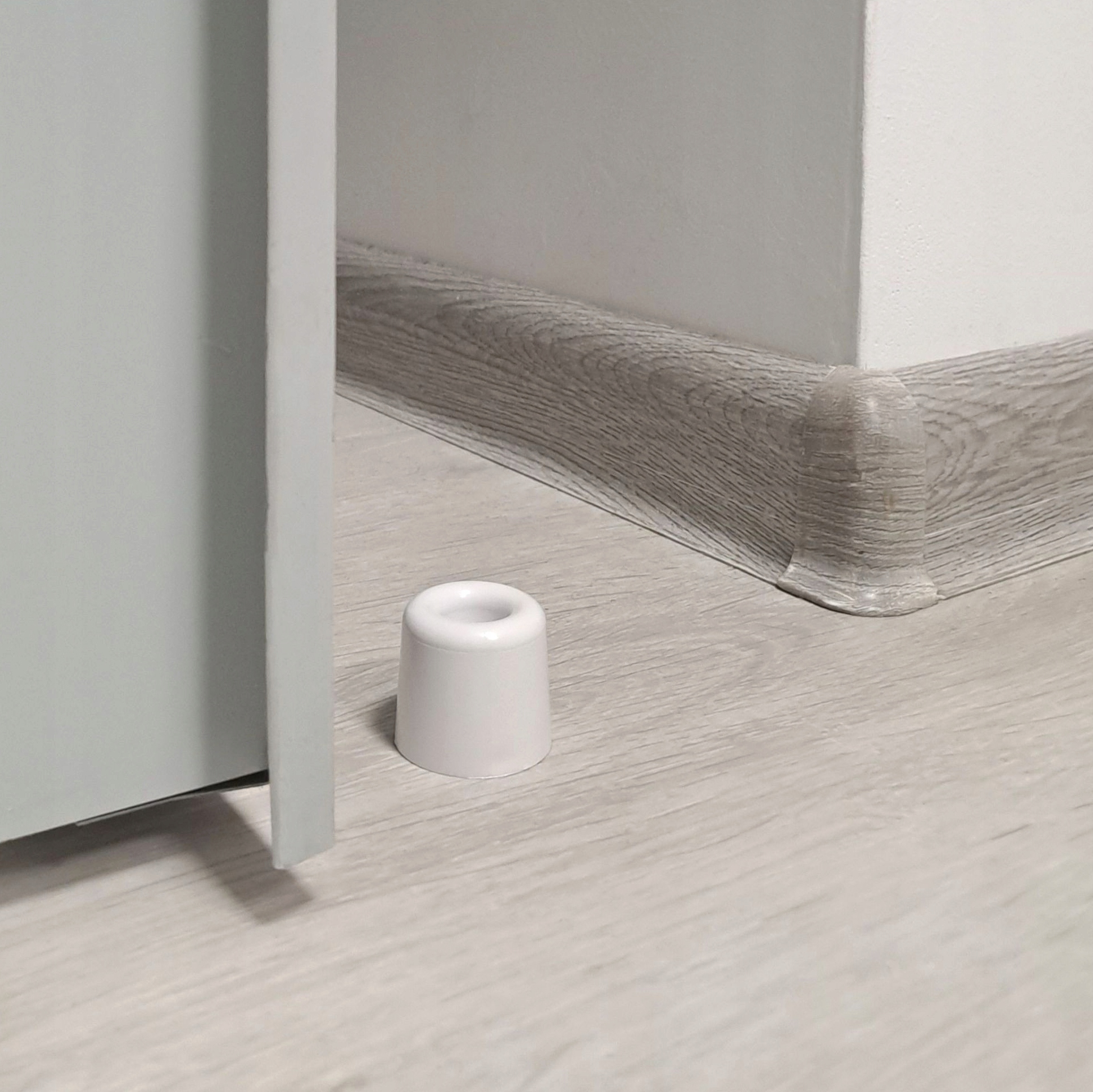 Odbojnik drzwiowy podłogowy biały wysokość 30 mm Kod producenta 05-108