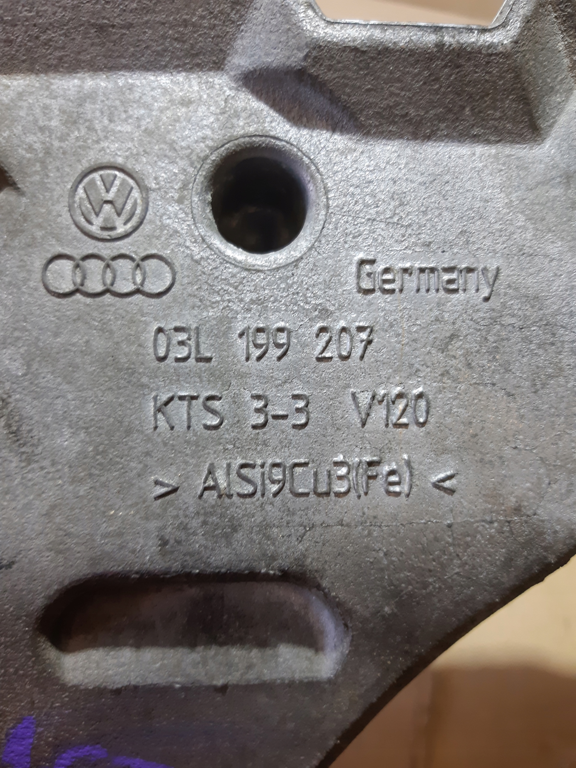 AUDI A3 8P 1.6 TDI Support Poignée Support plaque Moteur 03L199207