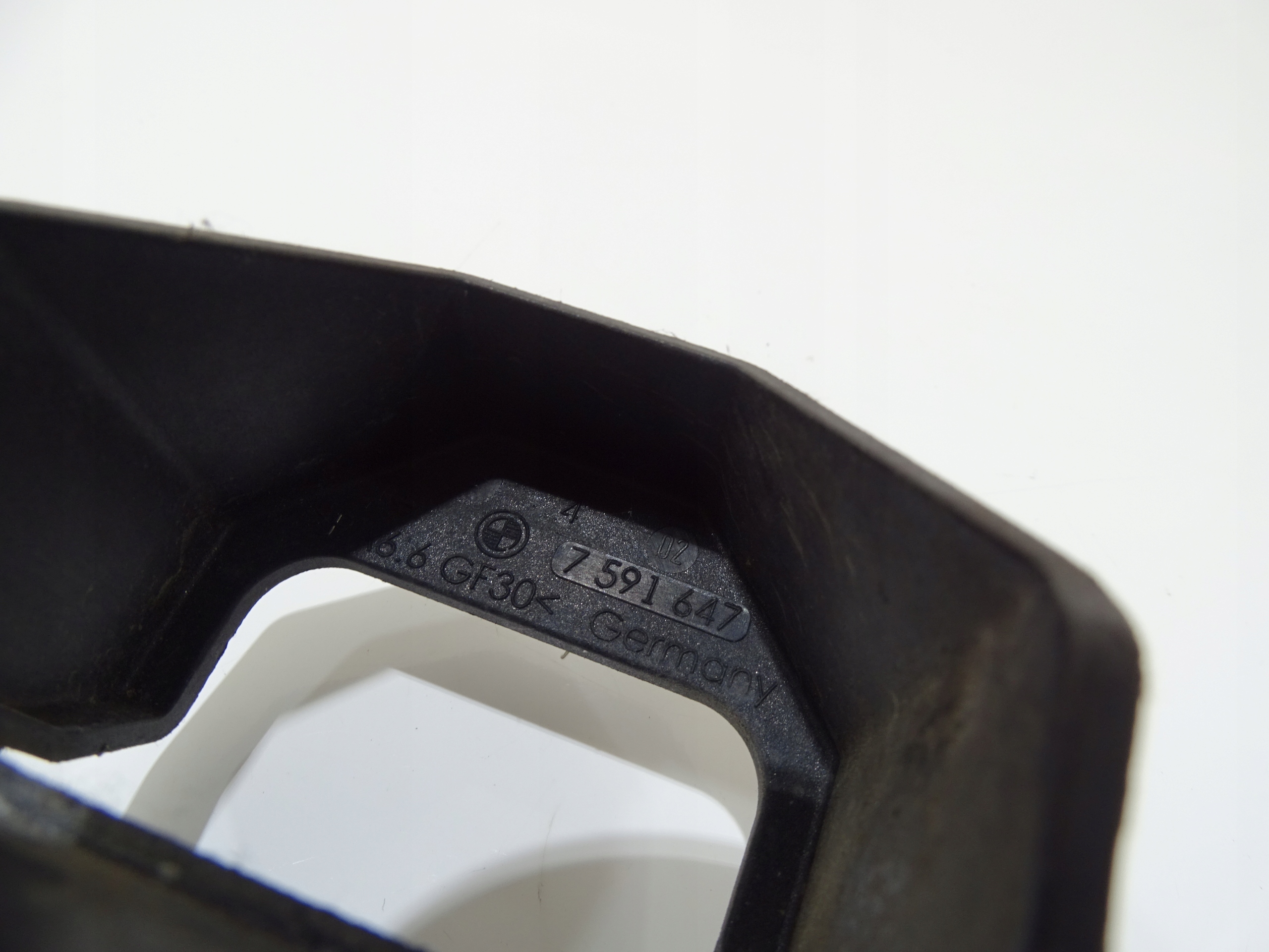 Halter Halter des Kühlers rechts BMW E84 E88 E87 E90 7591647