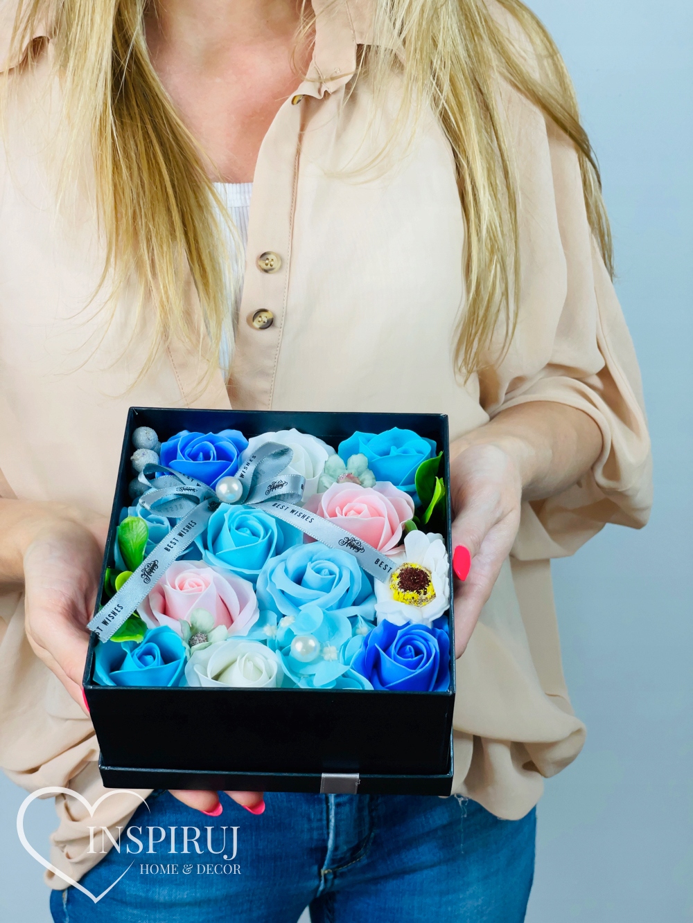 FLOWERBOX Z KWIATAMI MYDLANYMI PREZENT UPOMINEK WIECZNE RÓŻE MYDLANE KWIATY Marka Inspiruj