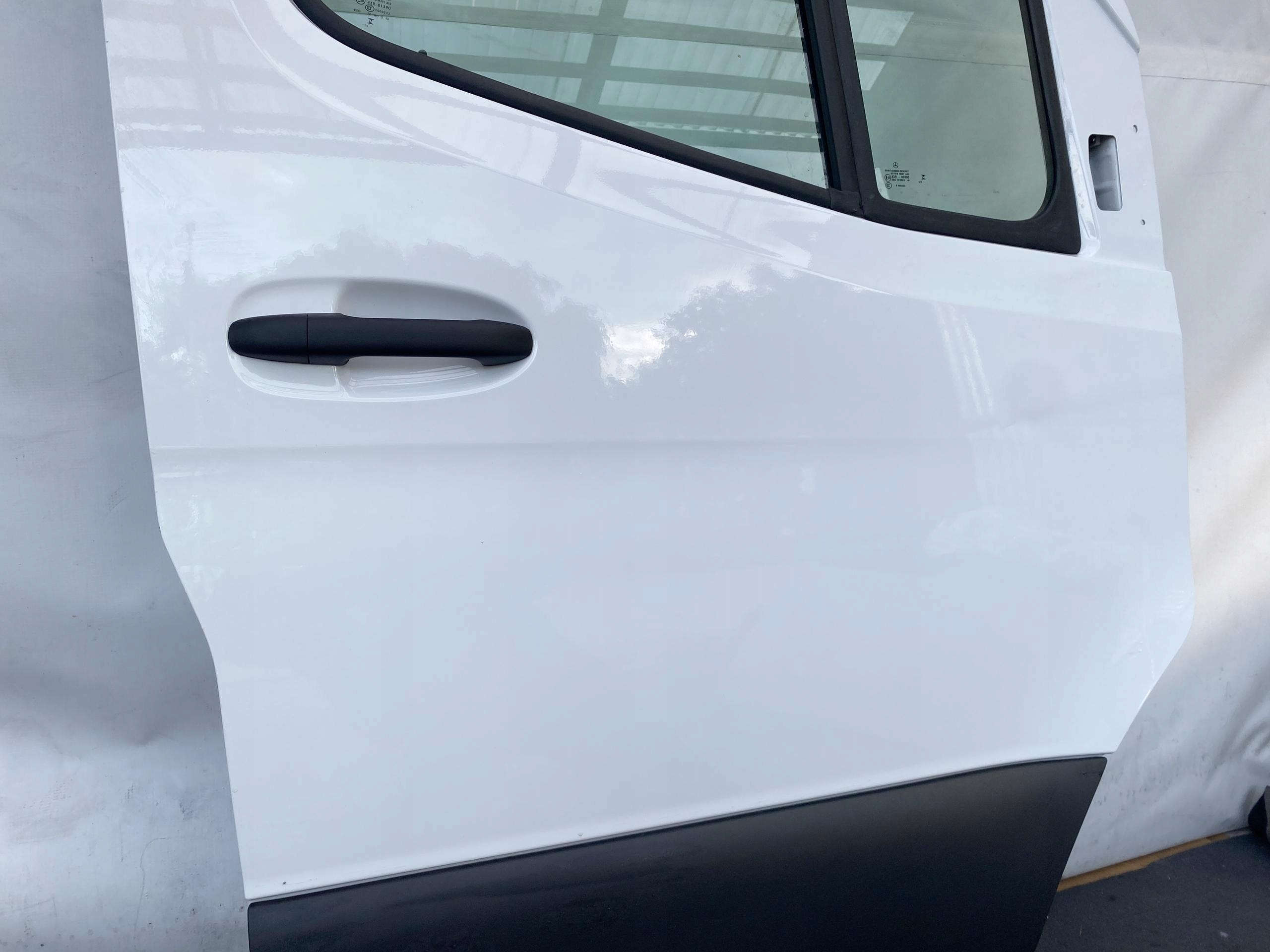 SPRINTER 907 910 17- door front right BIALE 25r. ORYGINALNE right front