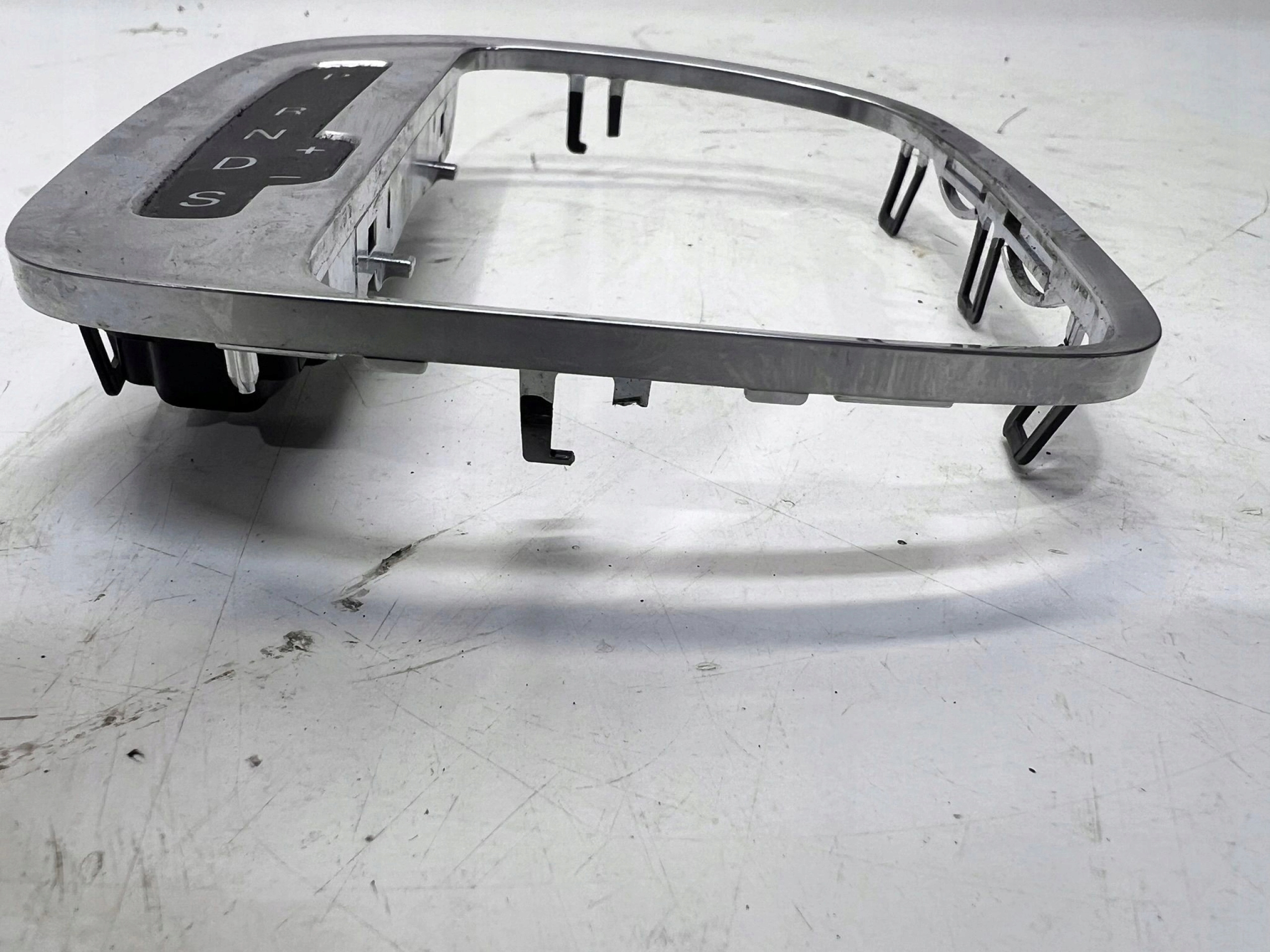 rám kulisy převodů AUDI A3 8P 8P1713463 CHROM