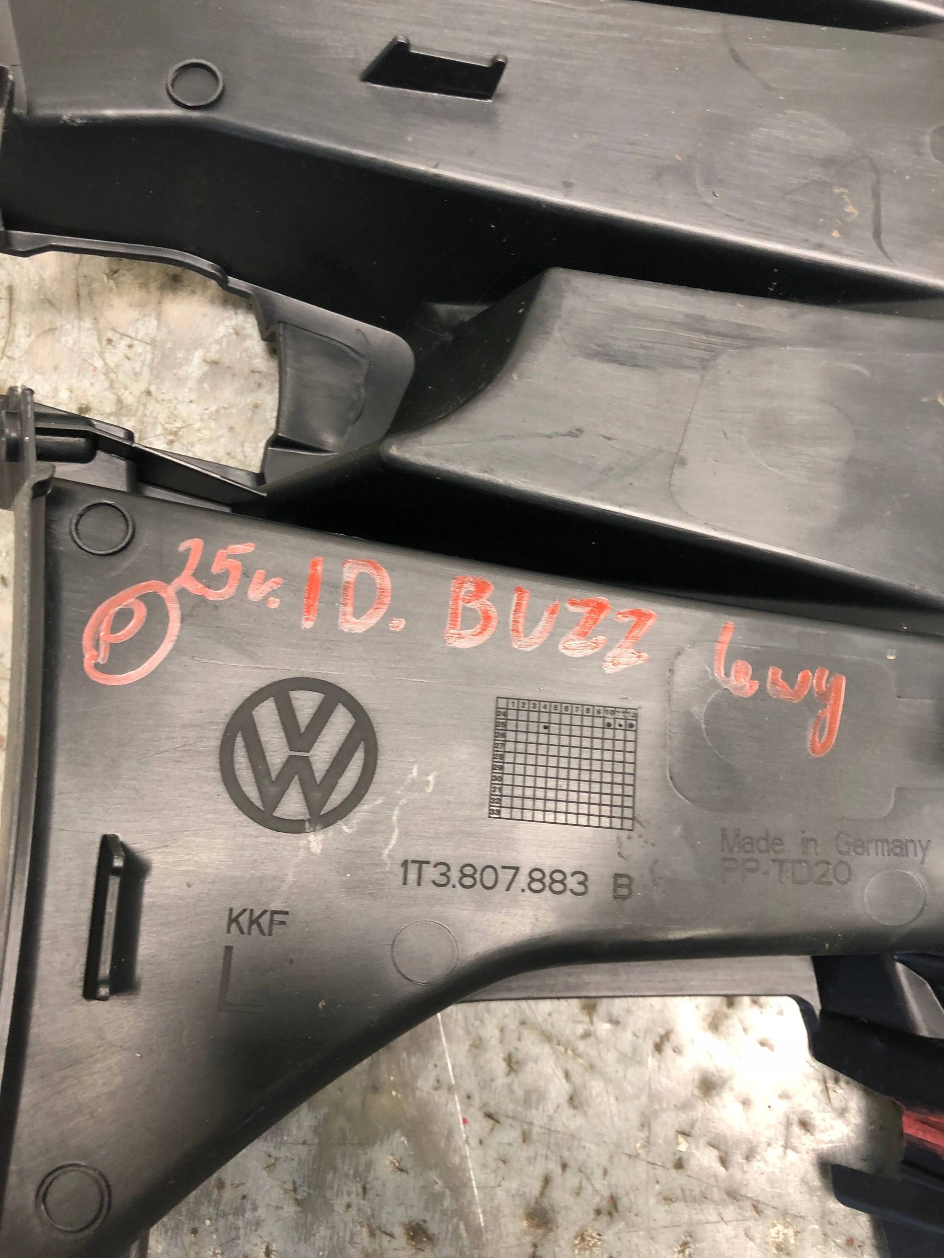 grid of a bumper left front ID BUZZ 1T3807883B