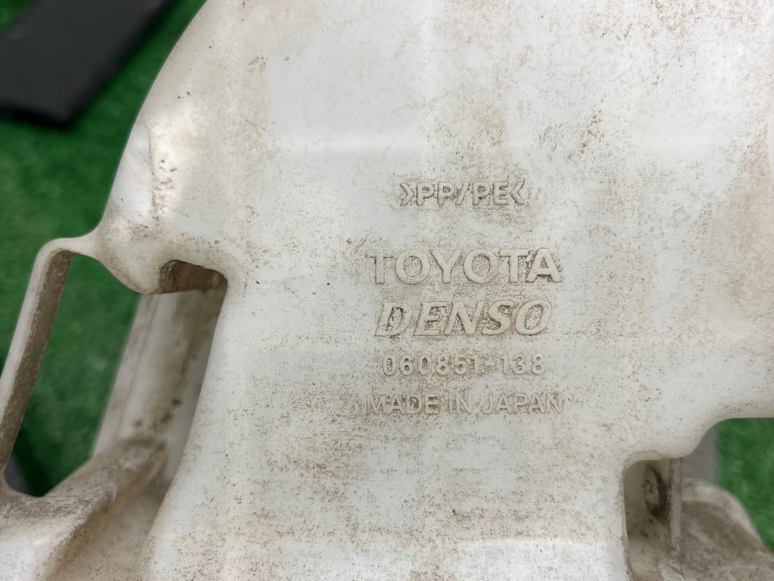 washer fluid tank LEXUS IS 220D 060851-138