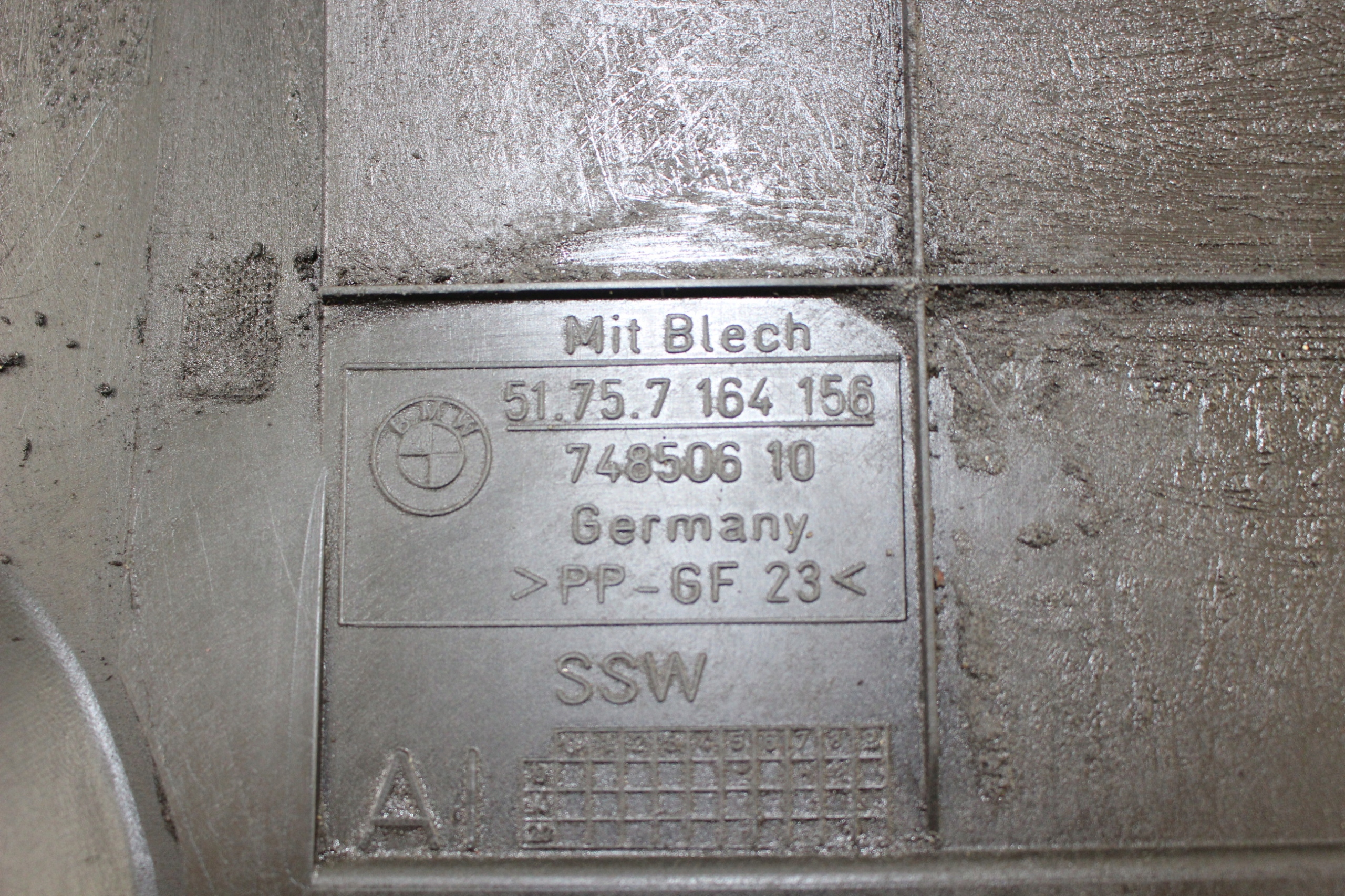 BMW X1 E90 E91 защита шасси 7164156 7140983