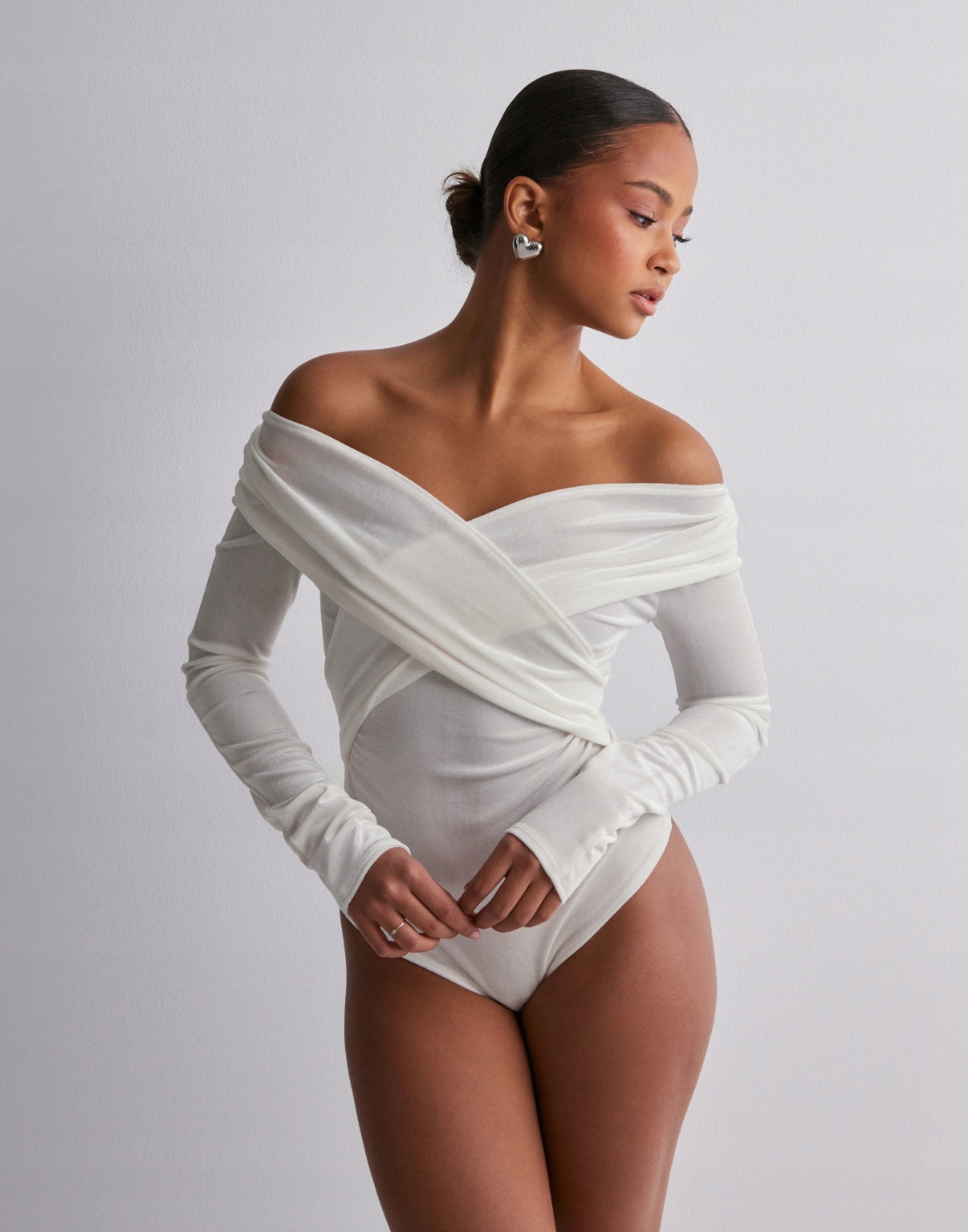 NELLY WELUROWE BODY STRINGI ODKRYTE RAMIONA MARSZCZENIE SFU NG5__M Kolor biały