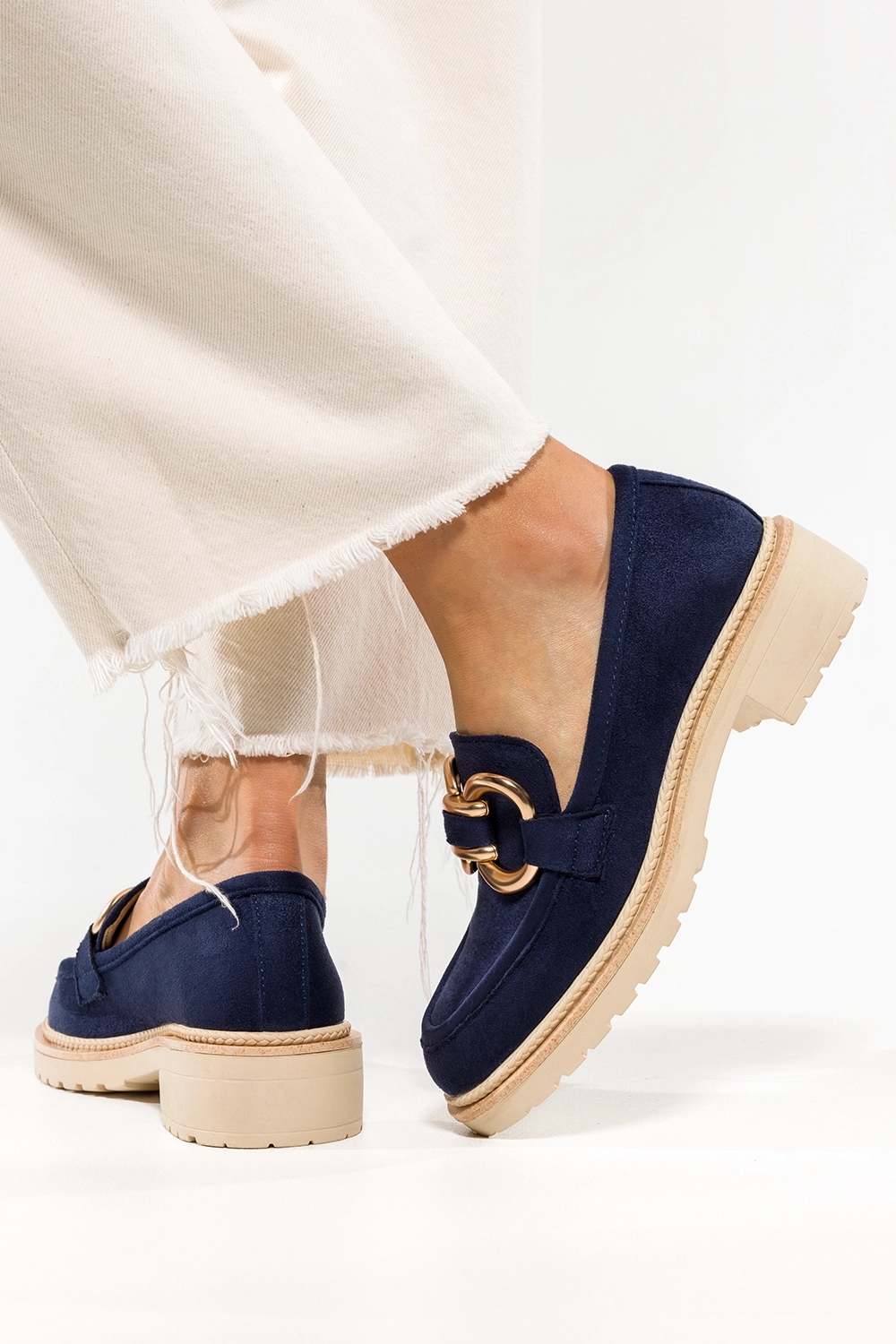 MOKASYNY DAMSKIE PÓŁBUTY WSUWANE NA PLATFORMIE Z MODNĄ ZŁOTĄ OZDOBĄ r 39 Marka Casu