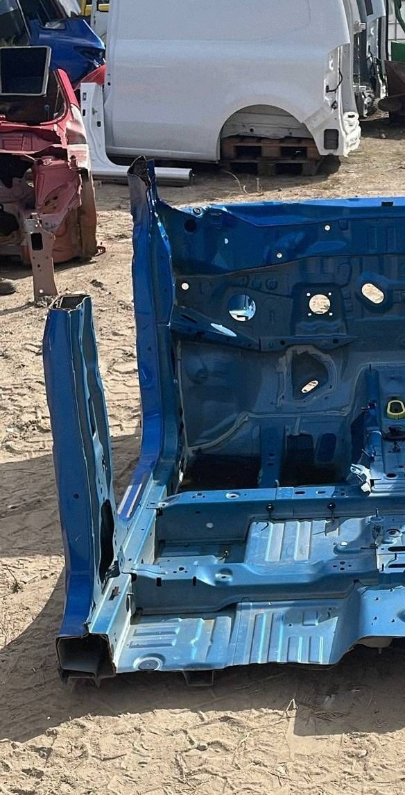 quarter front pillar central quarter side left Renault Rafale