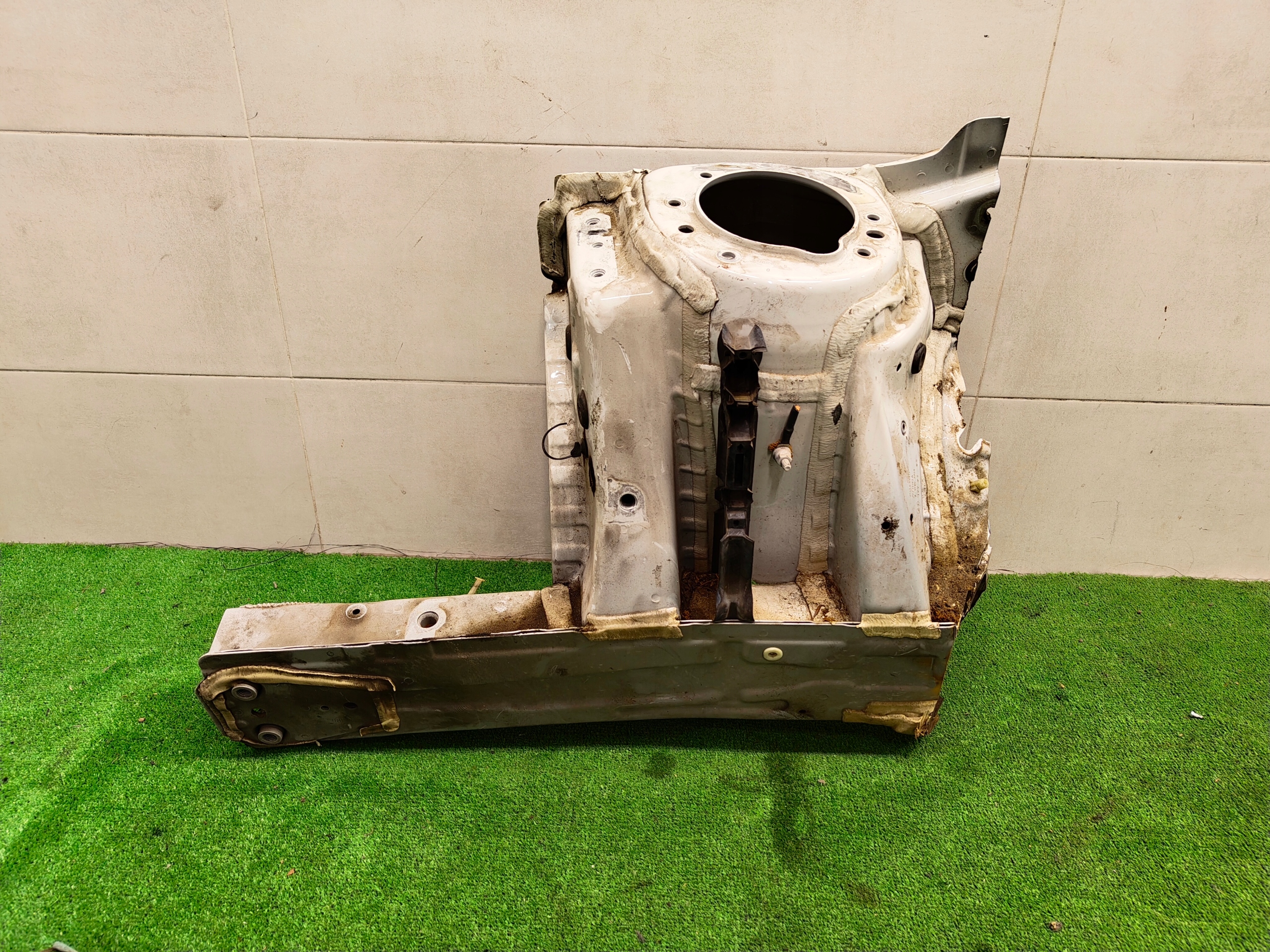 BMW X1 F48 quarter quarter placement right front A300