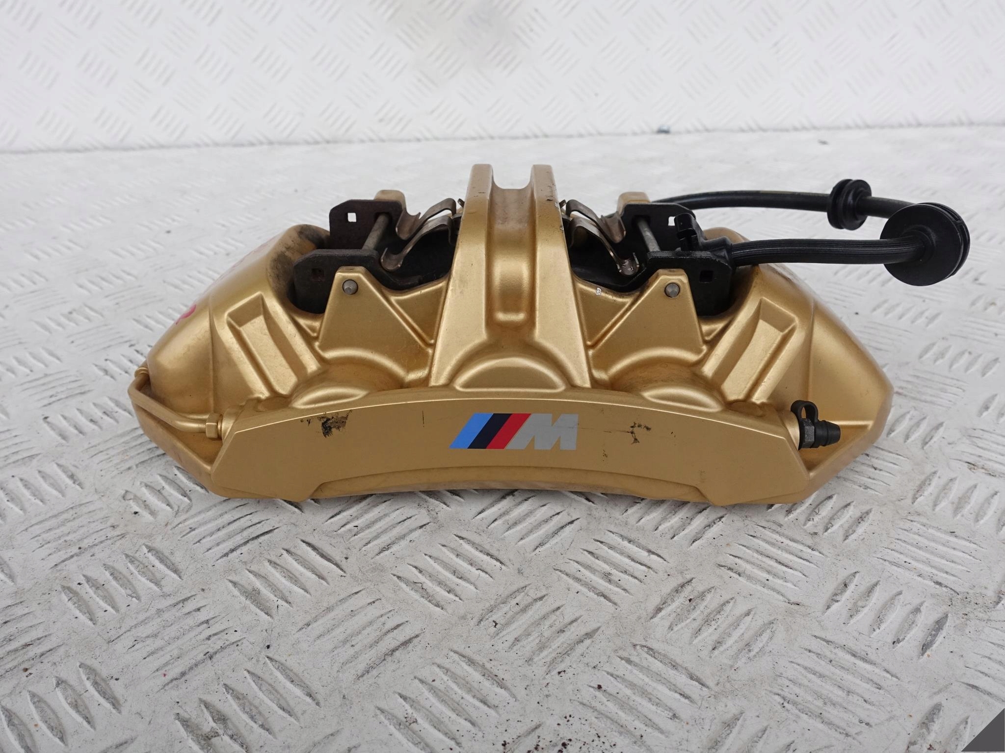 BMW M5 F90 KERAMIK GOLD třmen+plotýnky pravý předek
