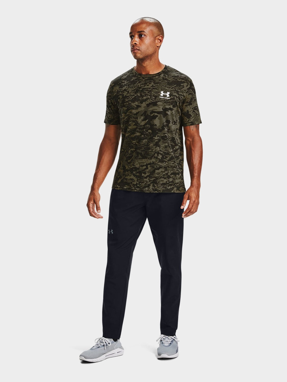 KOSZULKA MĘSKA UNDER ARMOUR T-SHIRT SPORT KOMFORT BAWEŁNA MORO 1357727-001 Dekolt okrągły