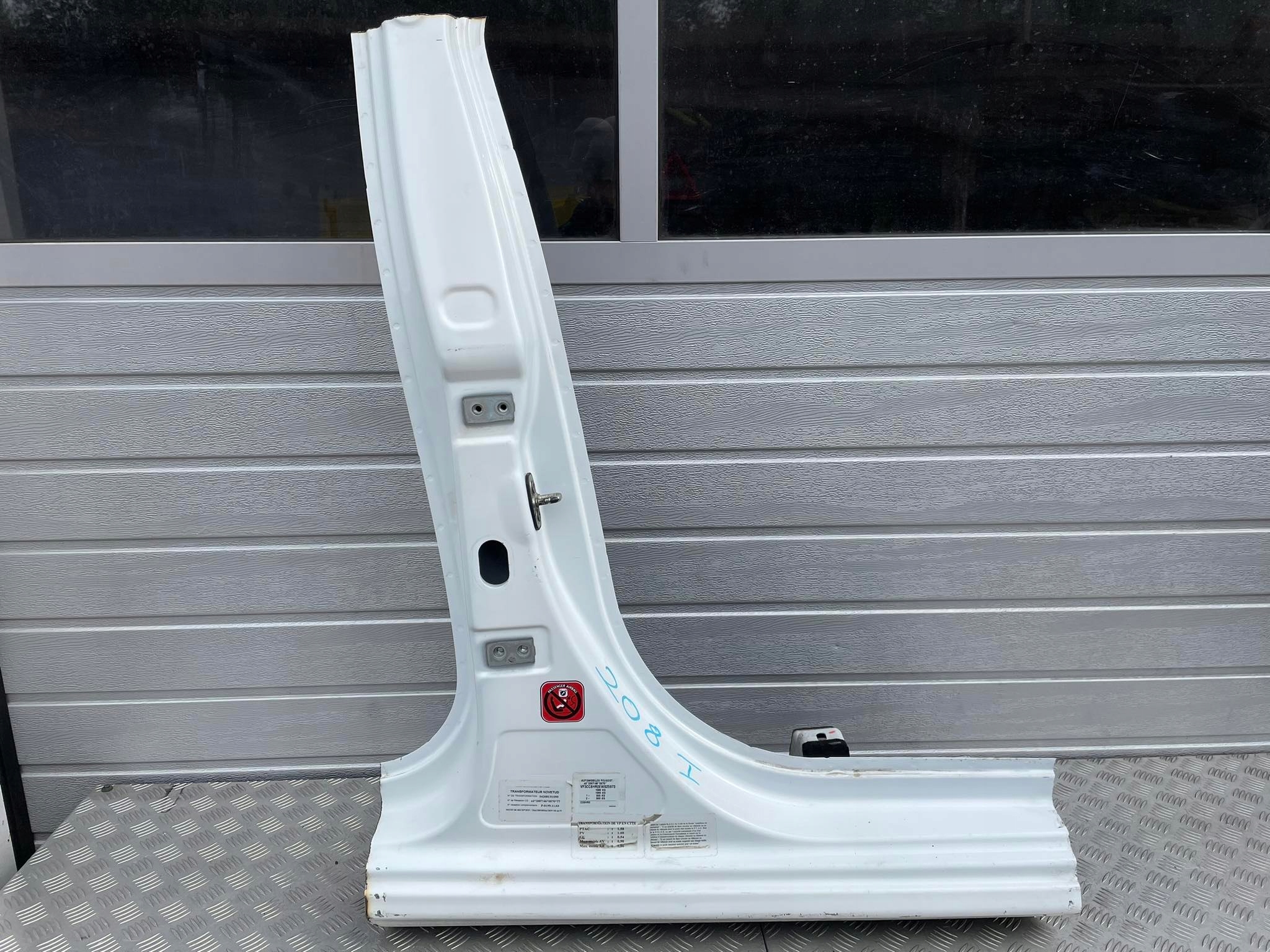 PEUGEOT 208 И СТОЙКА ЛЕВЫЙ ПРАВЫЙ ПОРОГ