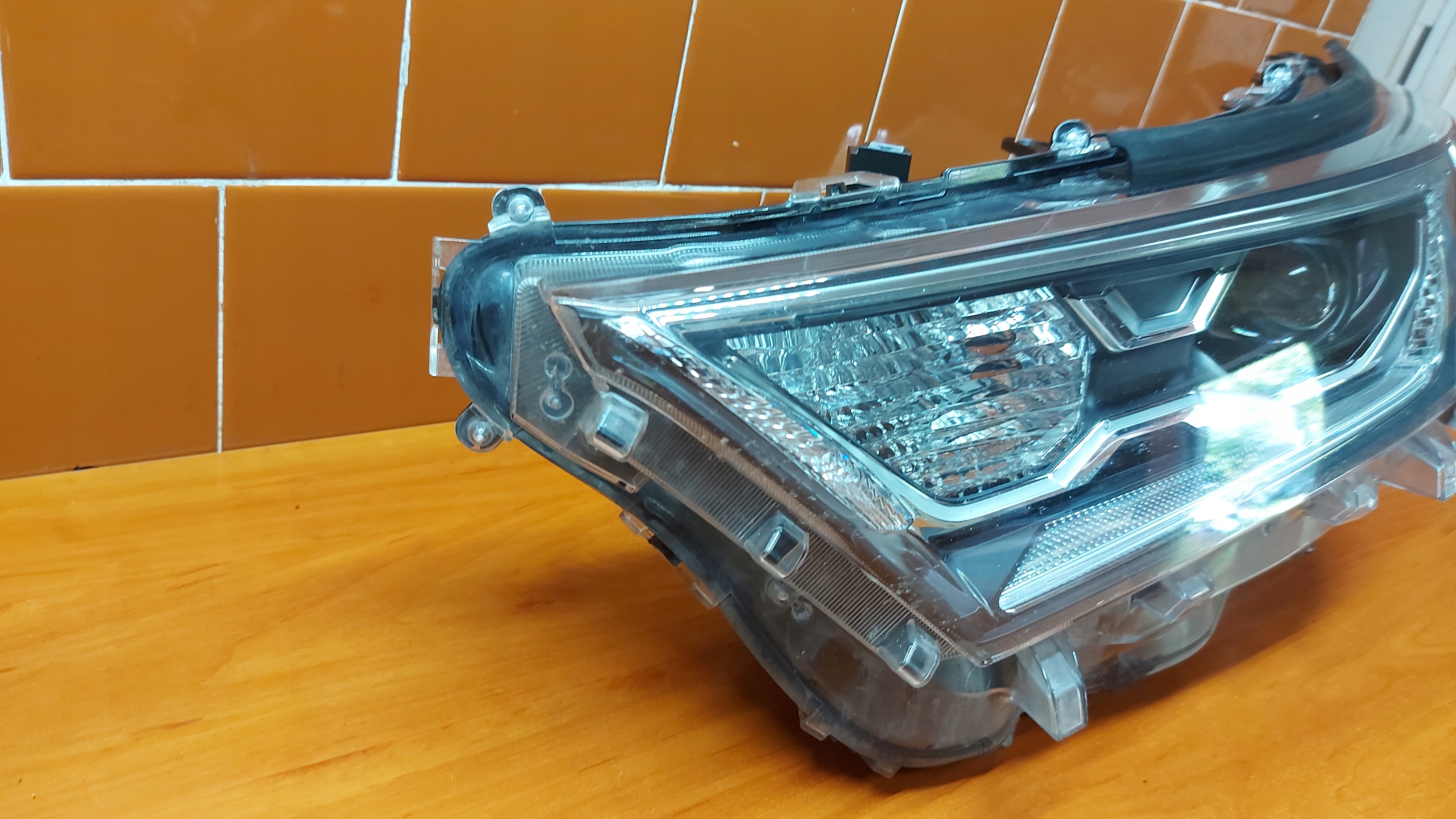 REFLEKTOR light left left front TOYOTA RAV4 V 18
