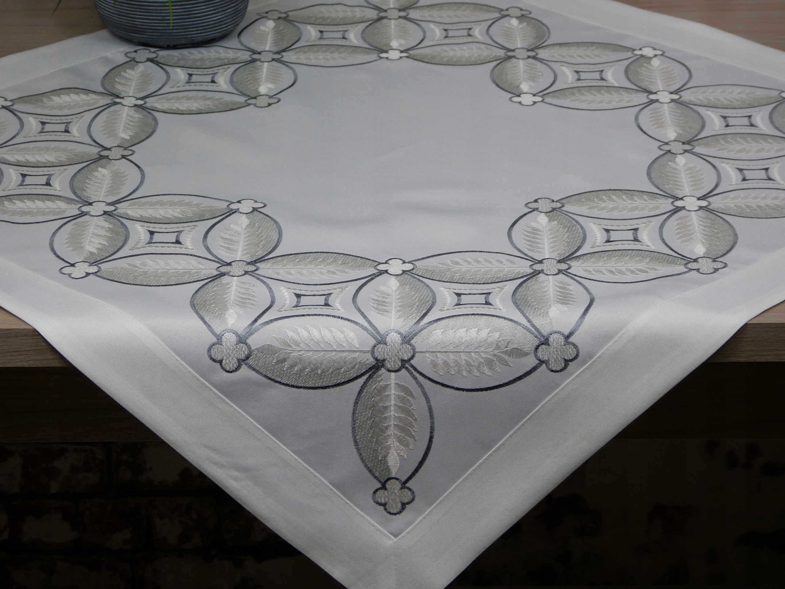 

Serweta haftowana na stół 85x85 krem duże kwiaty