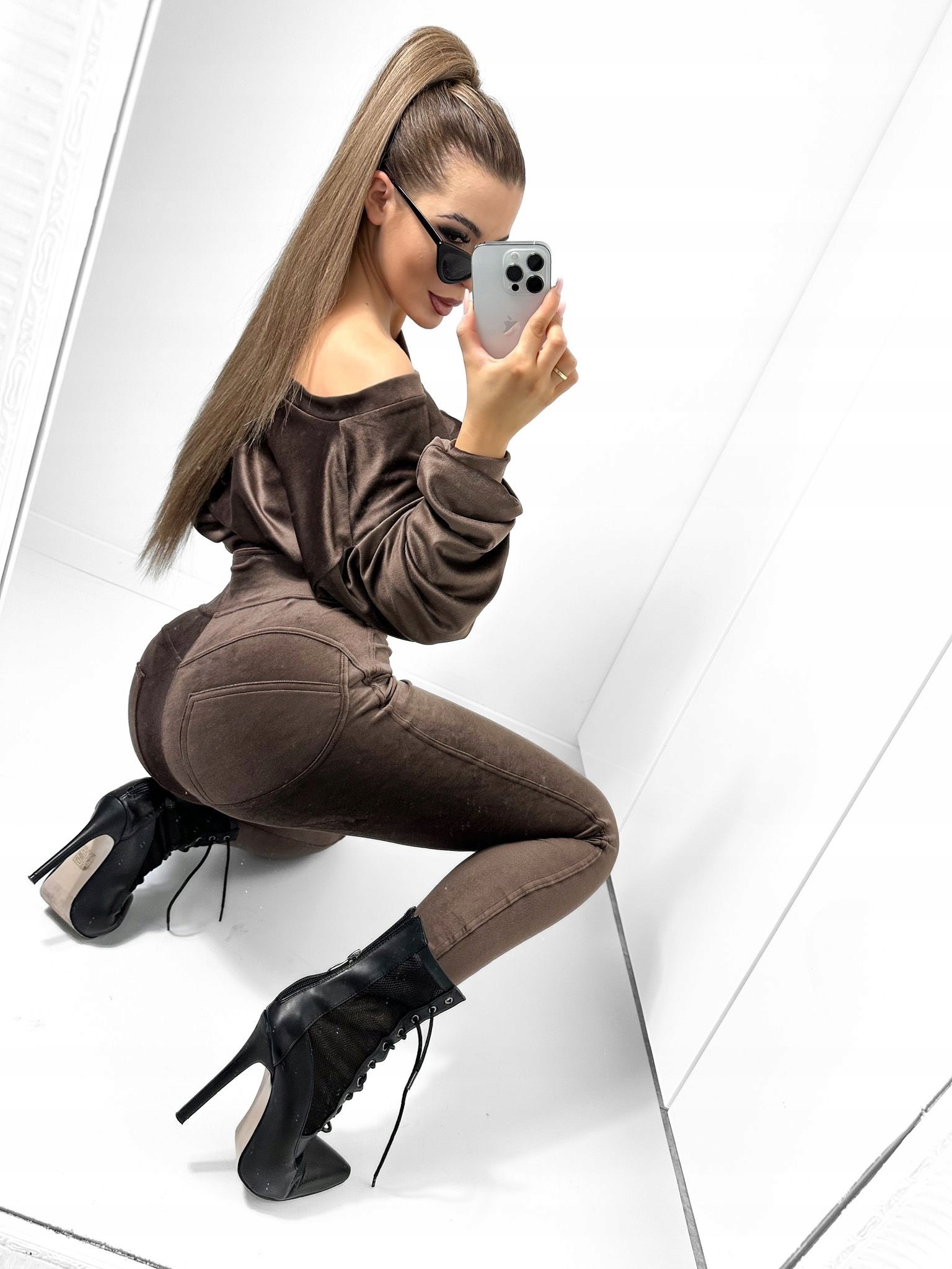 By Mielczarkowski prémiové velurové legíny Push-Up, pohodlná čokoláda XXL