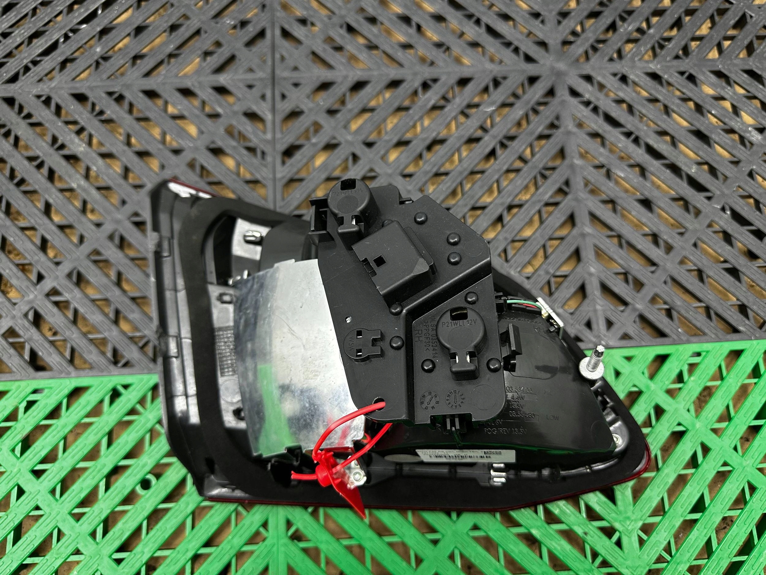 light rear w klapie BMW 2 F45 7311042
