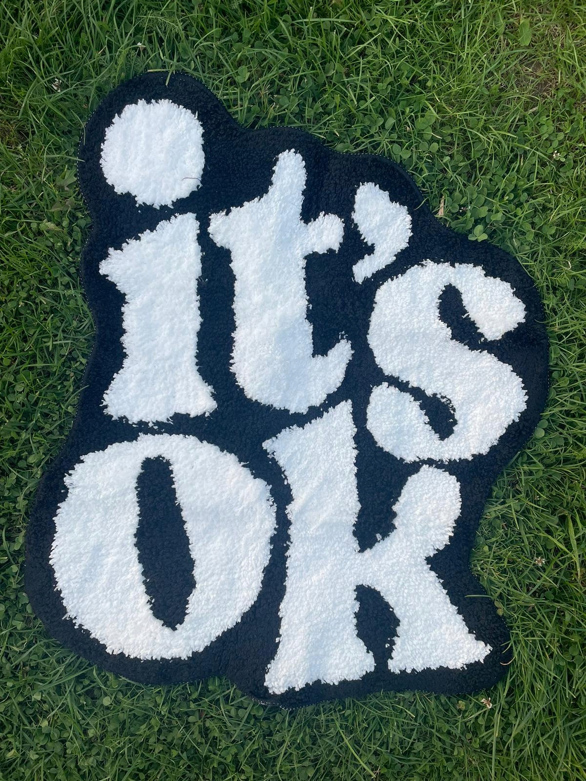 DYWANIK napis "IT'S OK" puszysty Kolor biały czarny