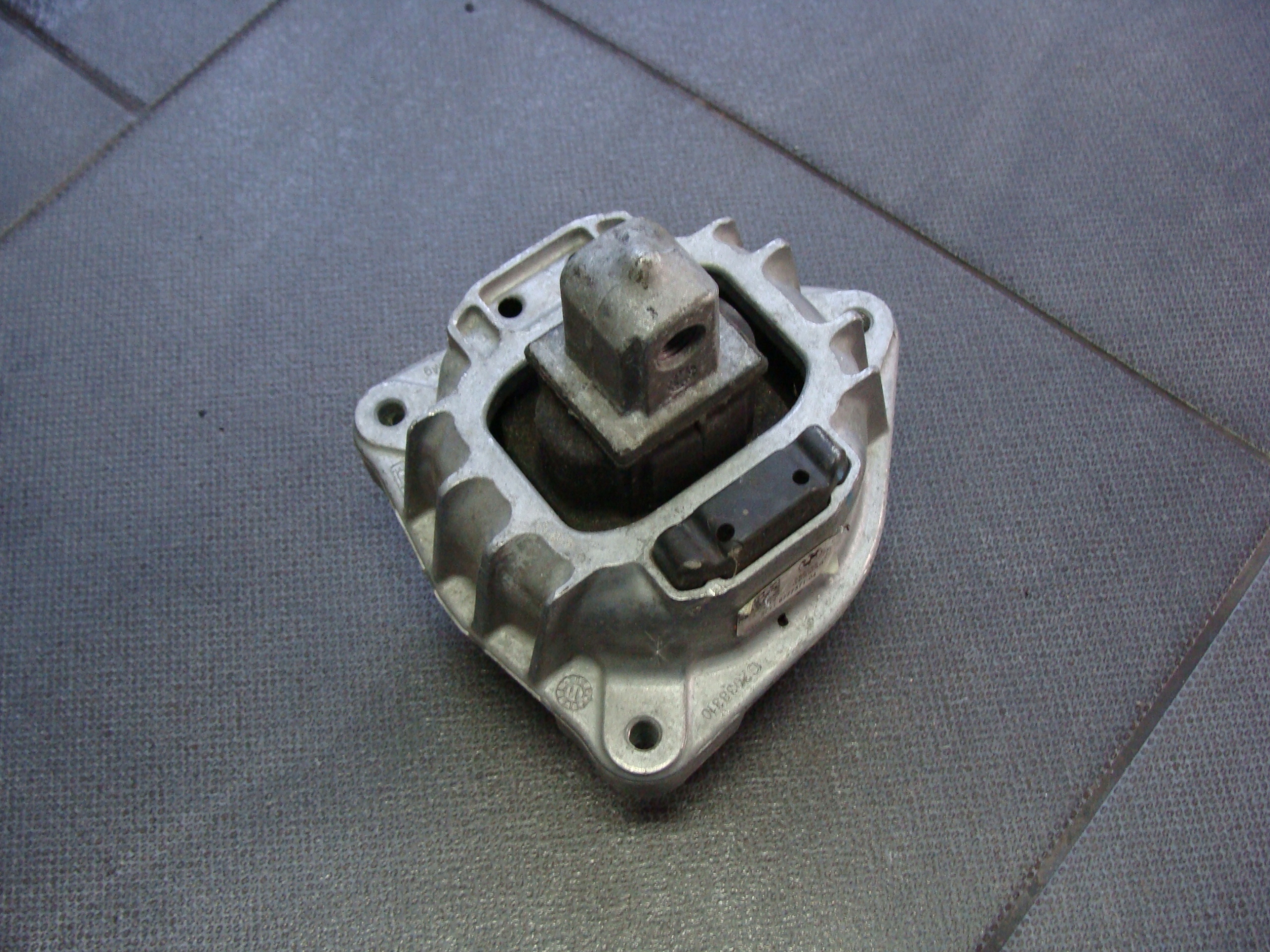 PODUSZKA SILNIKA BMW F10 F11 6777371