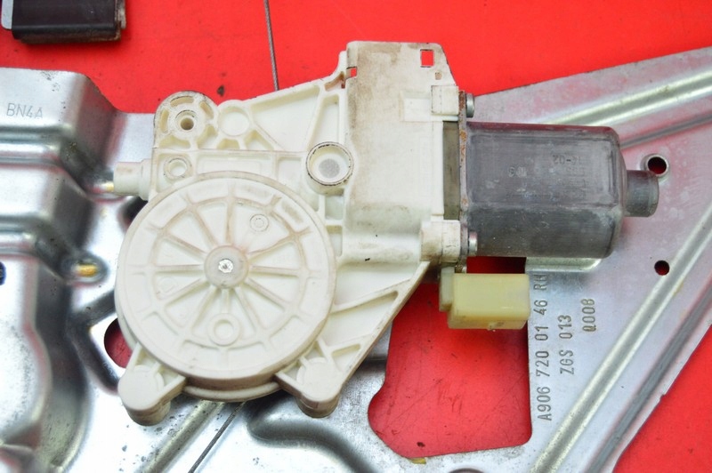 window regulator right front A9067200146 MERCEDES SPRINTER W906 06-19
